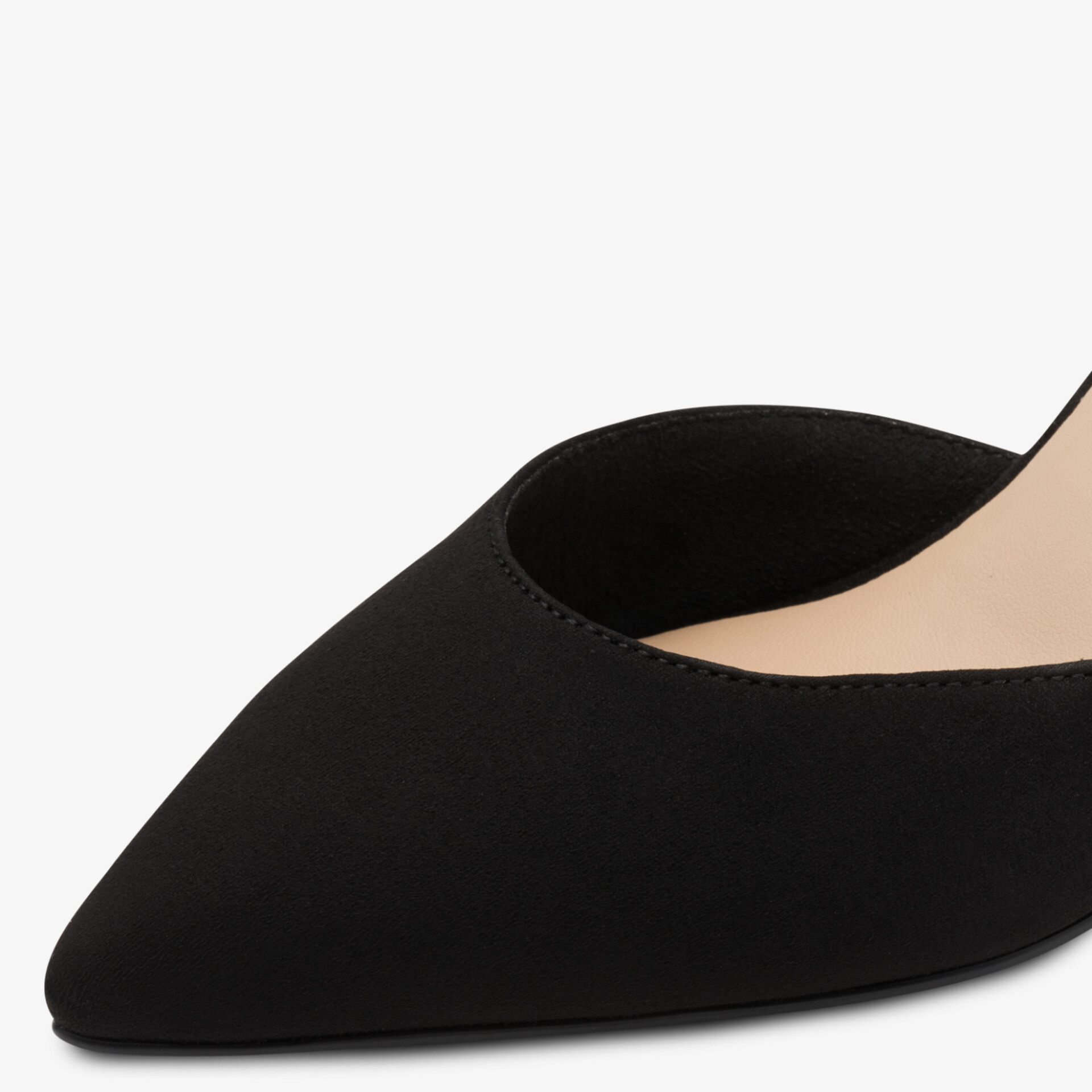 Spitz zulaufender Schuh mit eleganter, glatter Oberfläche und hochwertiger Verarbeitung, modisch und zeitlos