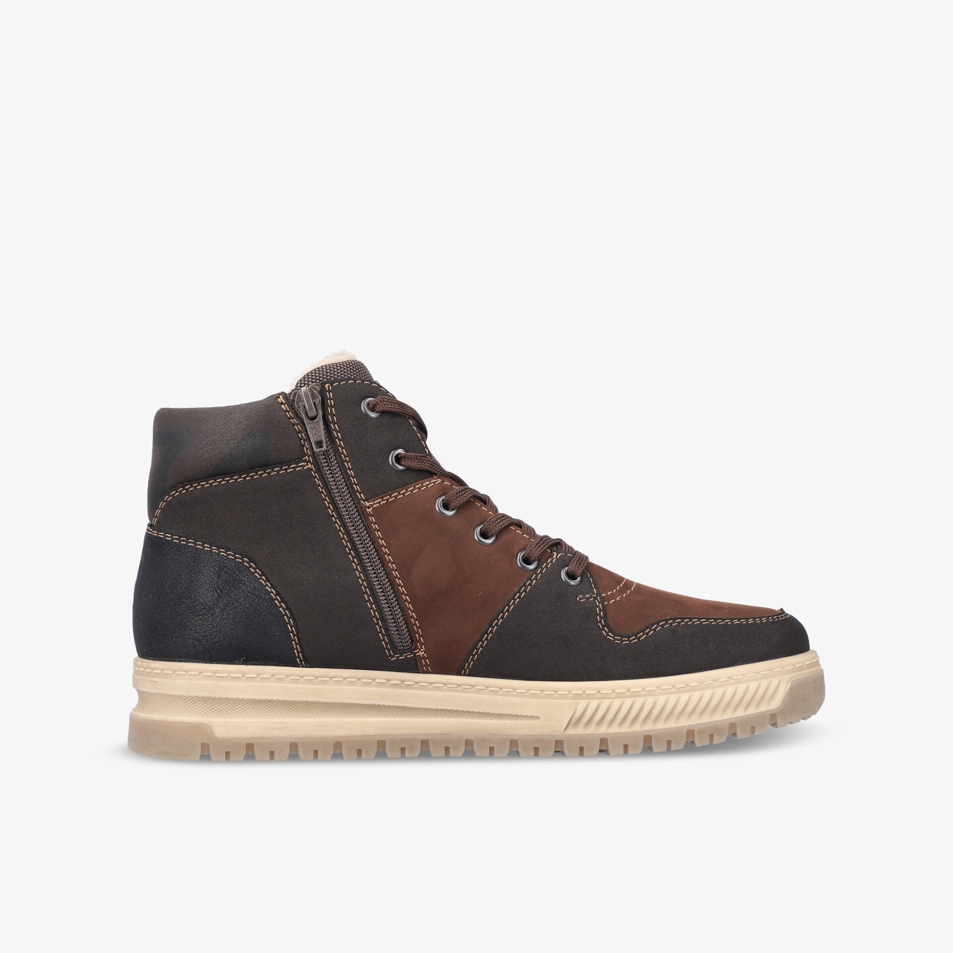 Seitliche Ansicht eines robusten und komfortablen Schuhs mit gepolstertem Schaft und rutschfester Sohle