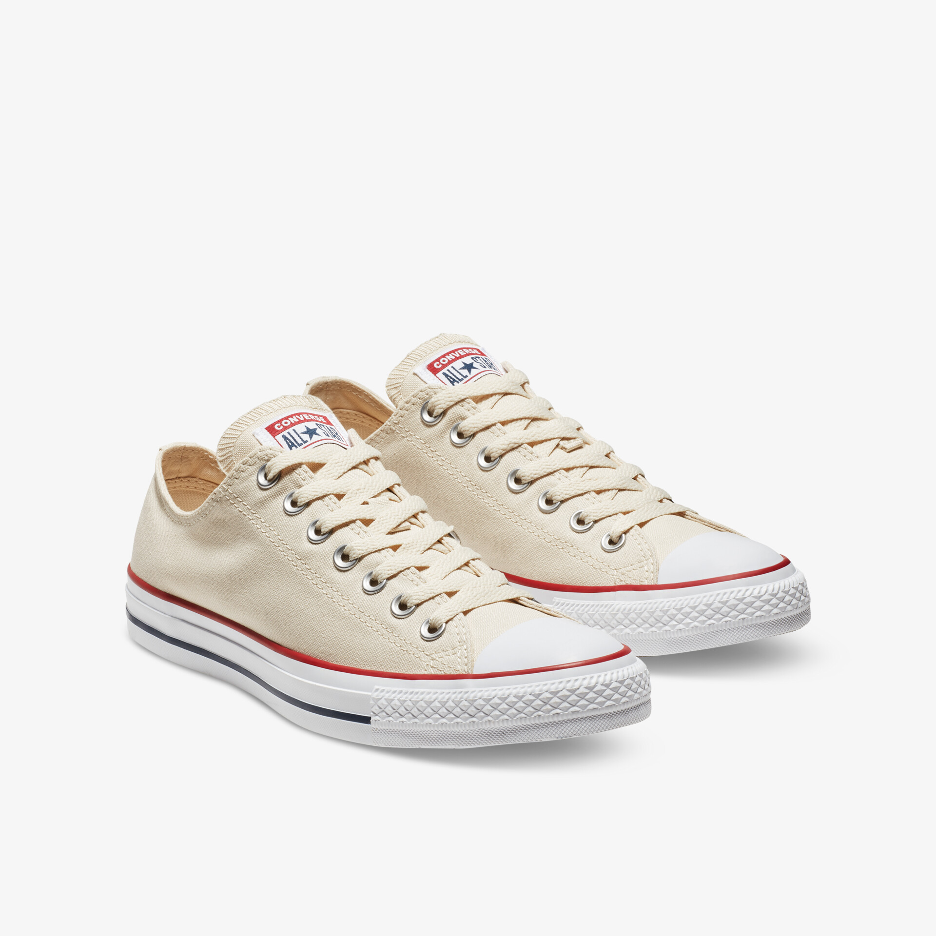 Klassische Sneakers mit niedrigem Profil, weißem Canvas-Obermaterial und robuster Sohle für vielseitigen Einsatz.