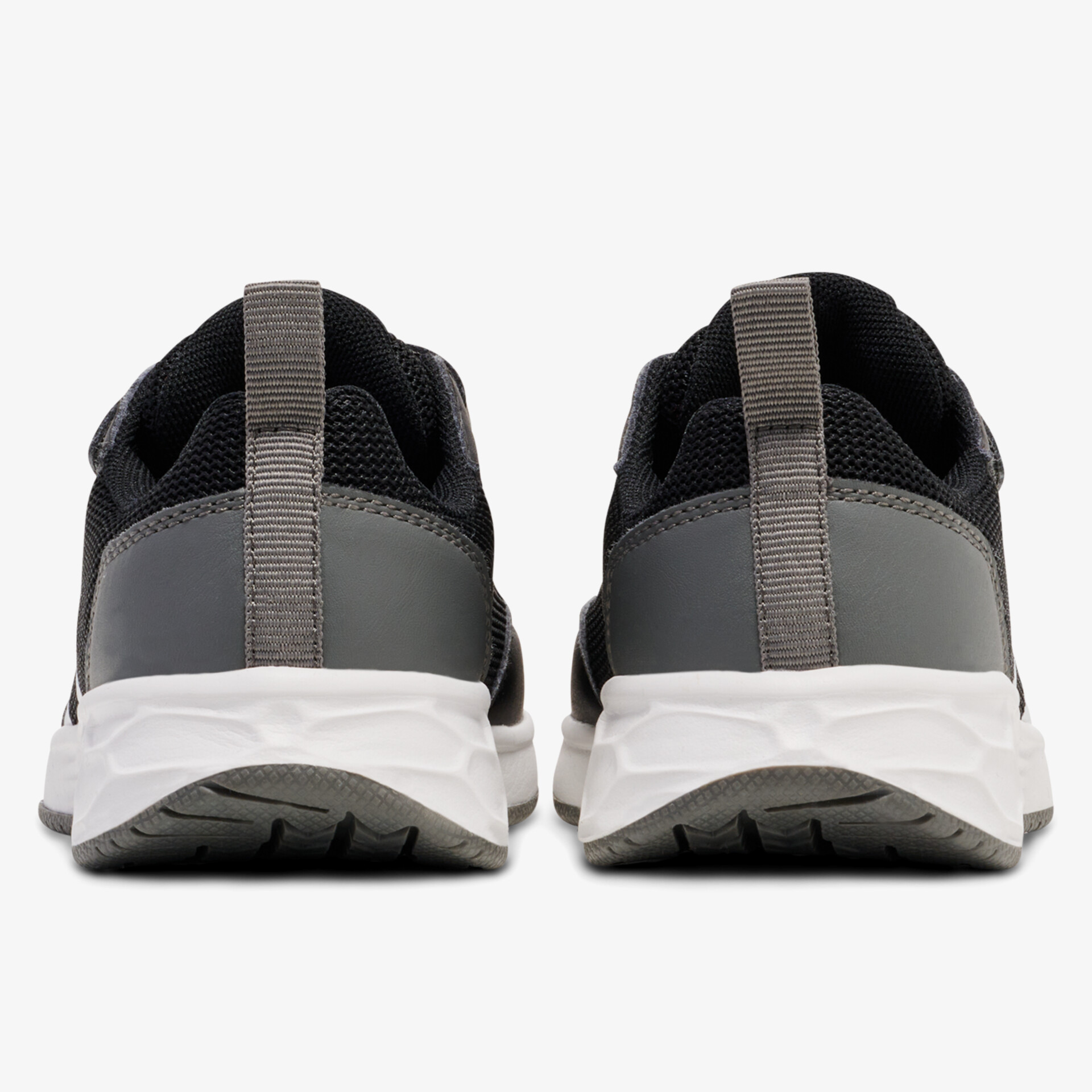 Rückansicht von robusten Schuhen mit rutschfester Sohle und stabilem Halt, sportliches komfortables Design