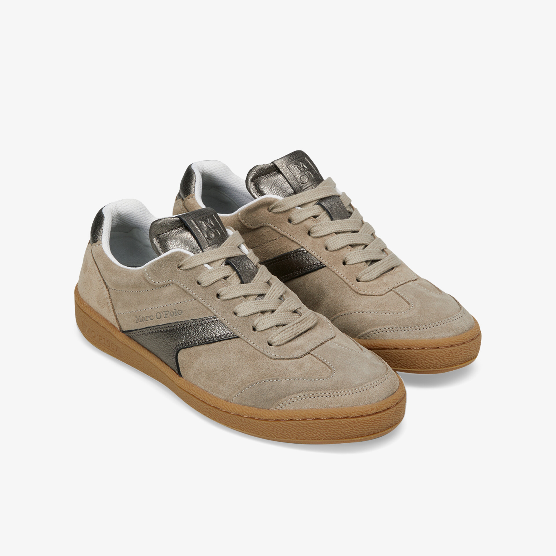 Beige Sneaker im Paar mit komfortabler Gummisohle und modischem Wildleder-Look, vielseitig und langlebig.