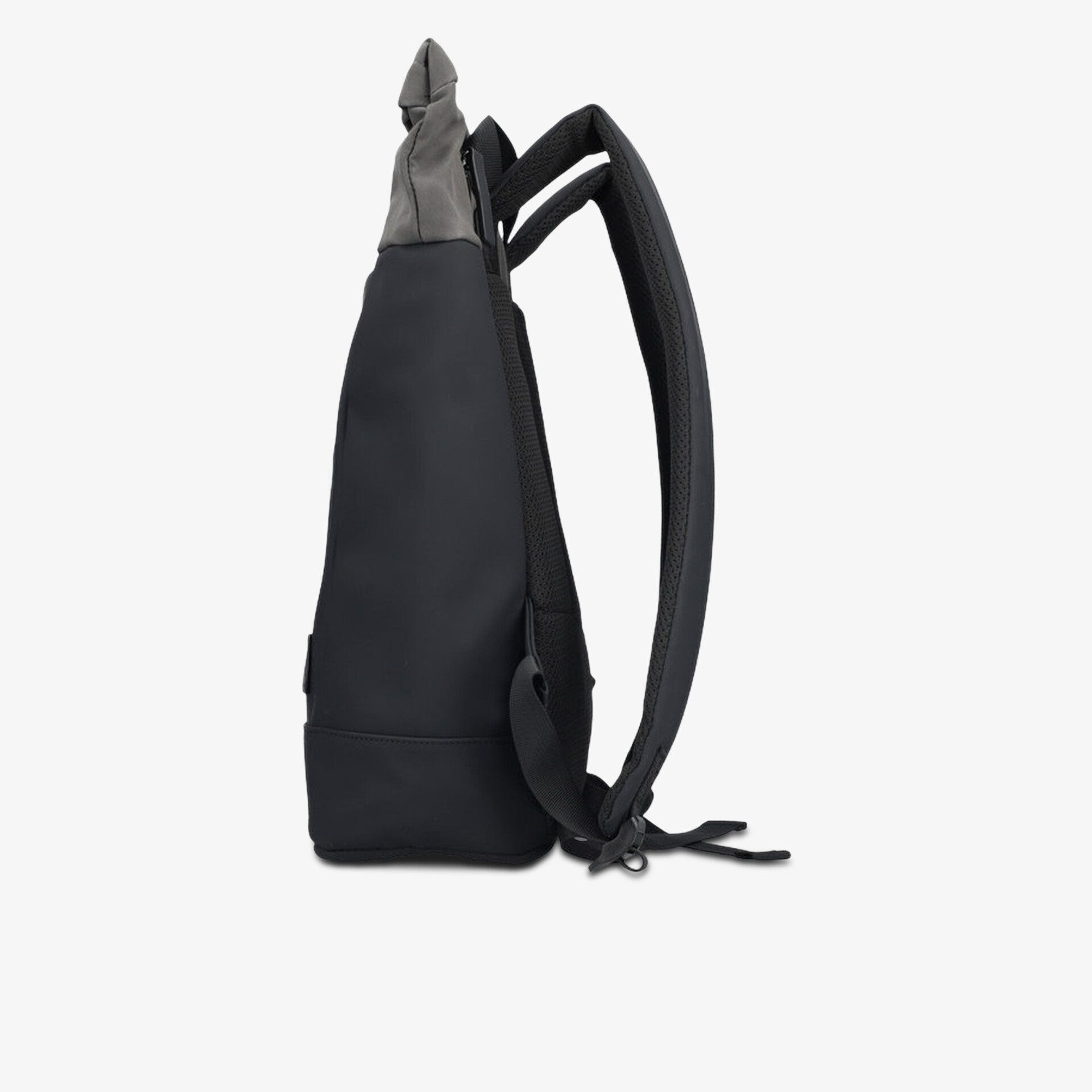 Seitenansicht eines schwarzen, robusten Rucksacks mit gepolsterten Schulterriemen und klarer Form