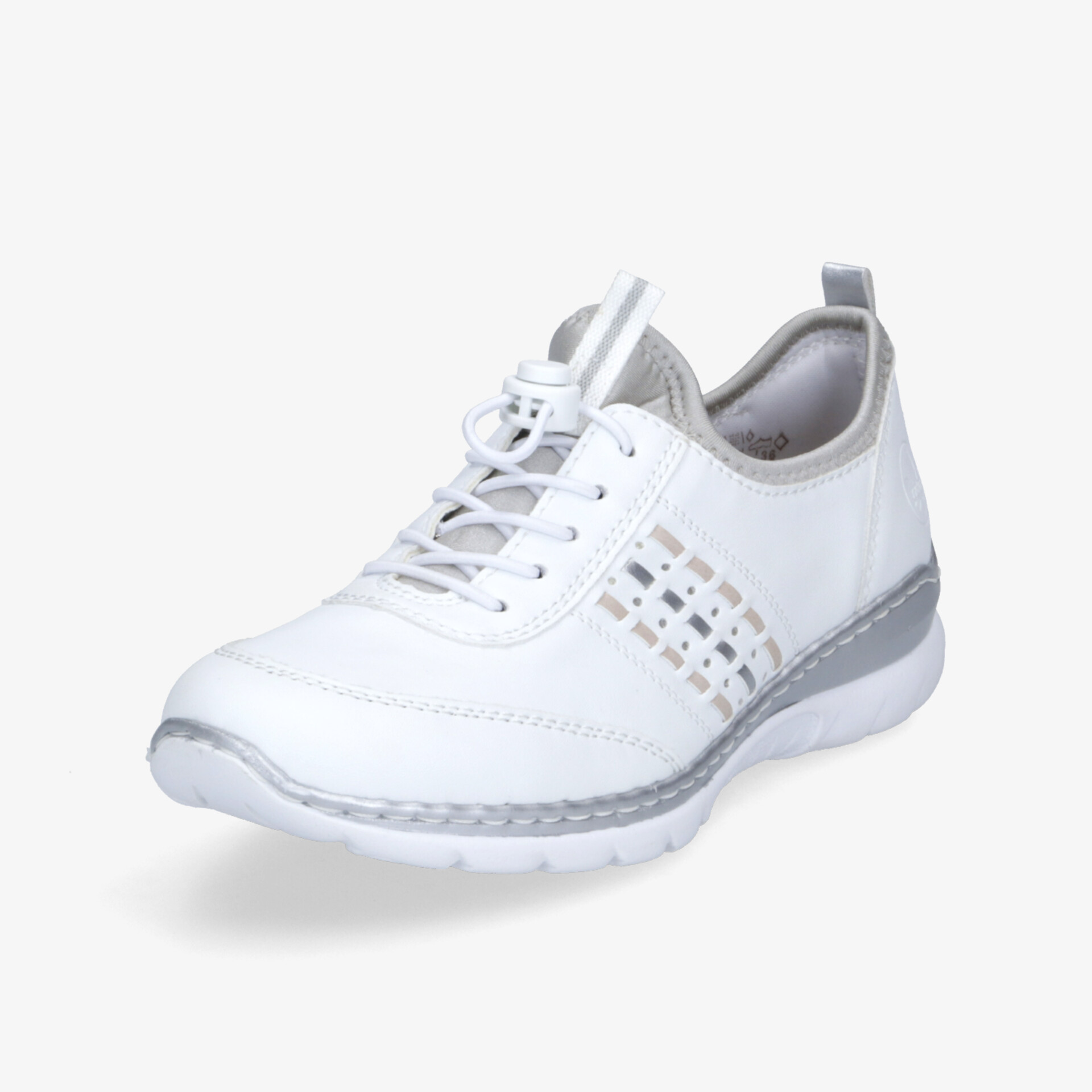 Leichter weißer Sneaker mit atmungsaktivem Material, flexibler Sohle und gepolstertem Einstieg in schräger Vorderansicht