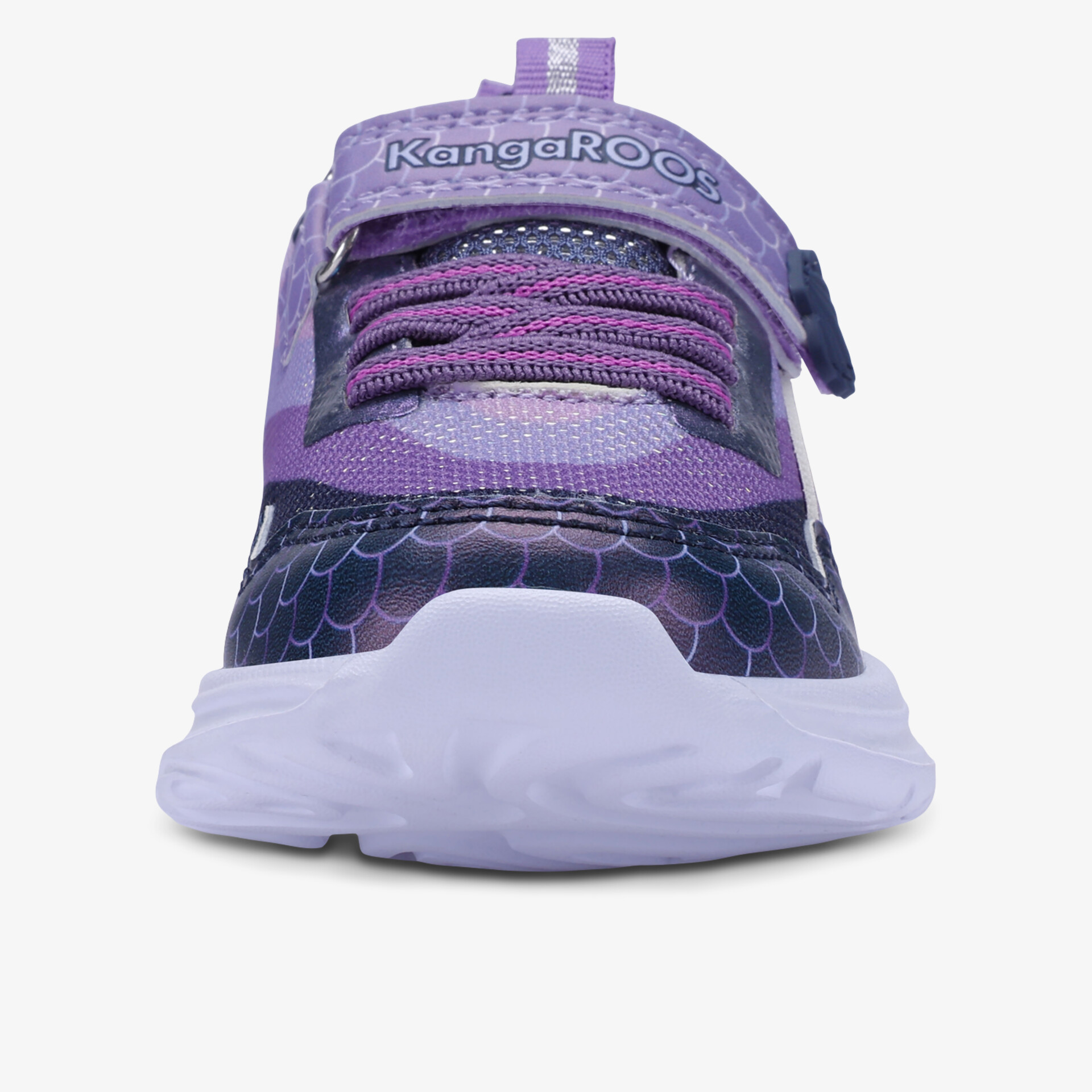 Vorderansicht eines robusten und bequemen Sportschuhs mit atmungsaktivem Material und rutschfester Sohle