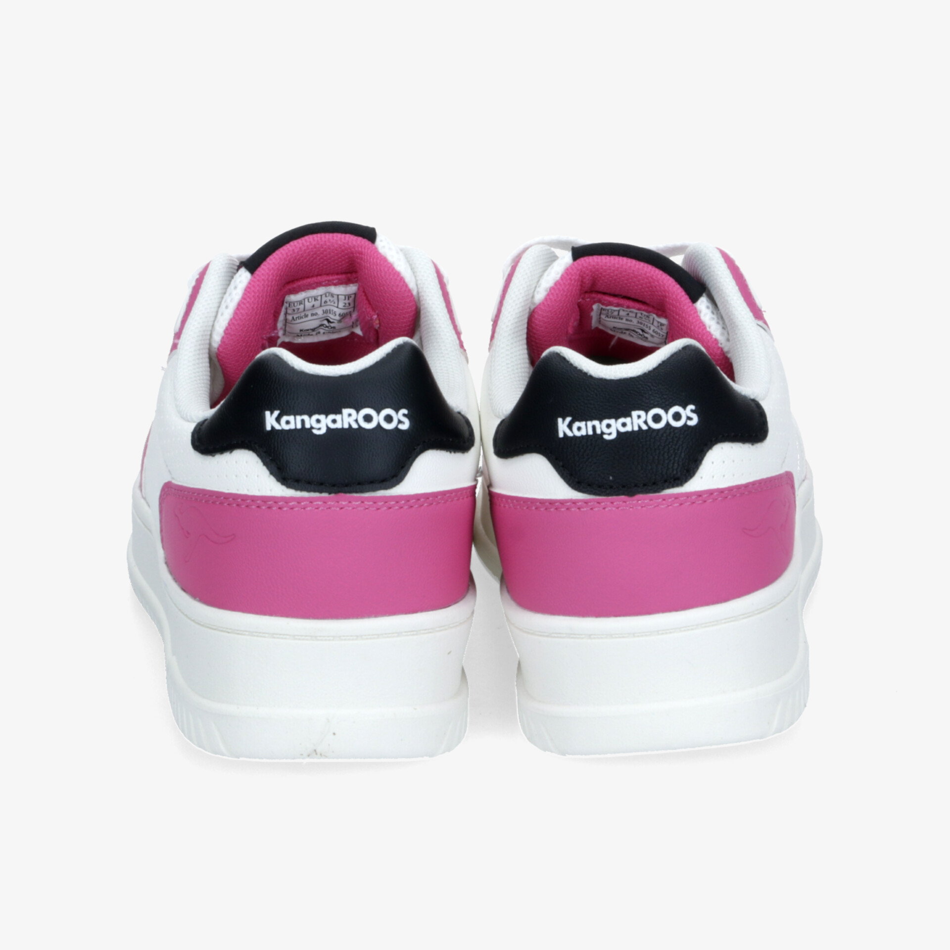 Weiße Sneaker mit pinken Details und markantem Logo, Rückansicht zeigt komfortable und robuste Sportschuhe