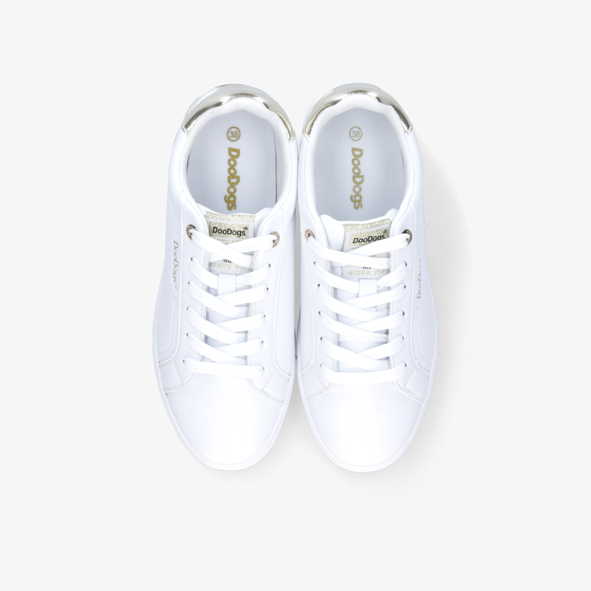 Leichte weiße Sneaker mit klassischer Schnürung, sportlich und bequem für den Alltag