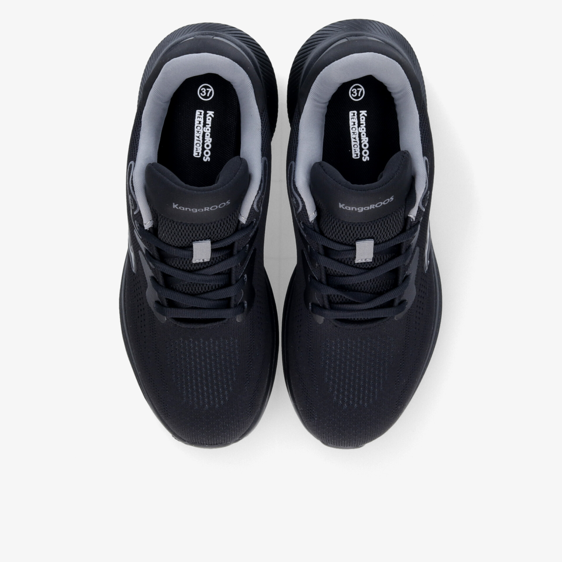 Leicht gepolsterte schwarze Sportschuhe mit atmungsaktivem Material und rutschfester Sohle, Paaransicht von oben