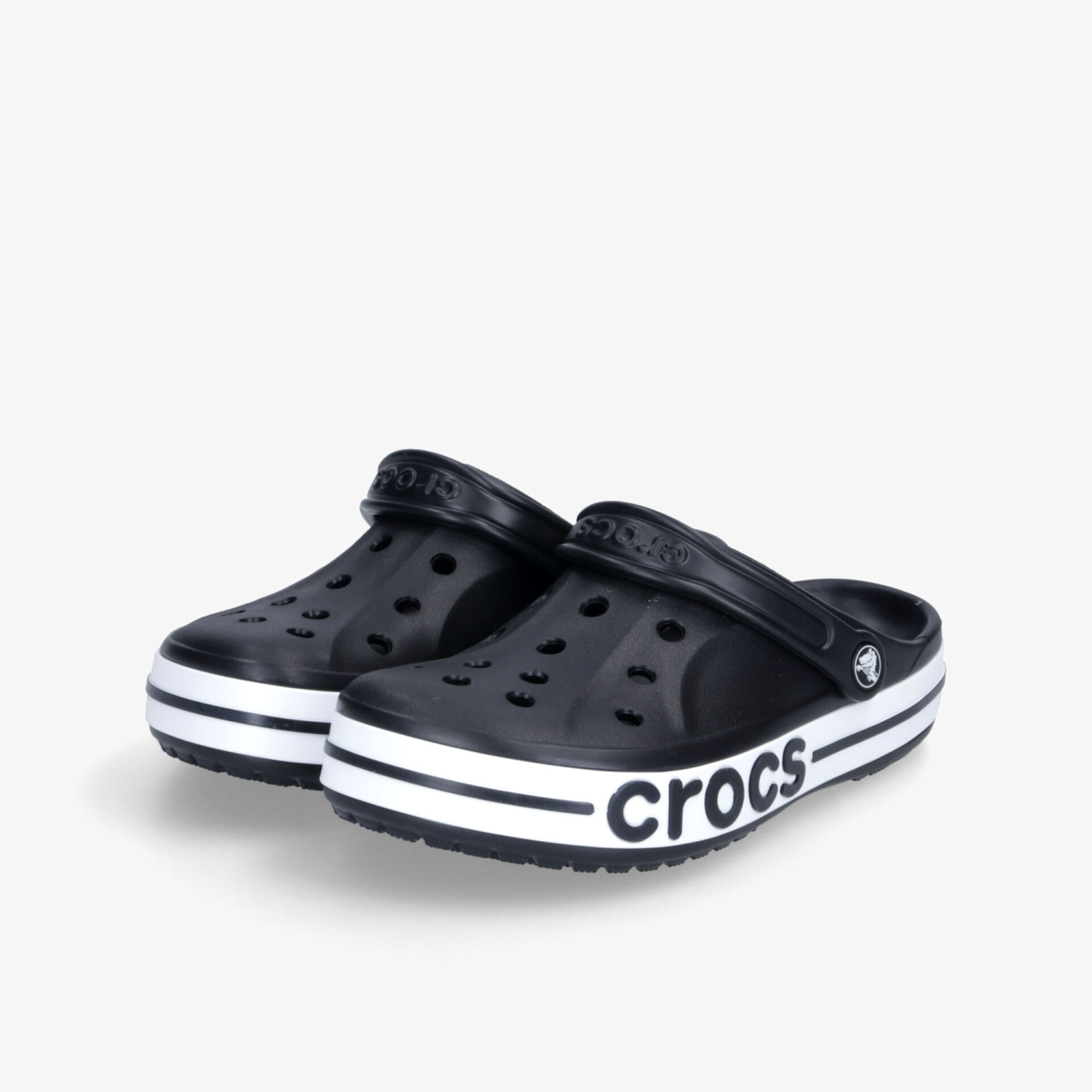 Schwarzes Crocs Paar mit Belüftungslöchern und rutschfester Sohle, leichter und bequemer Schuh