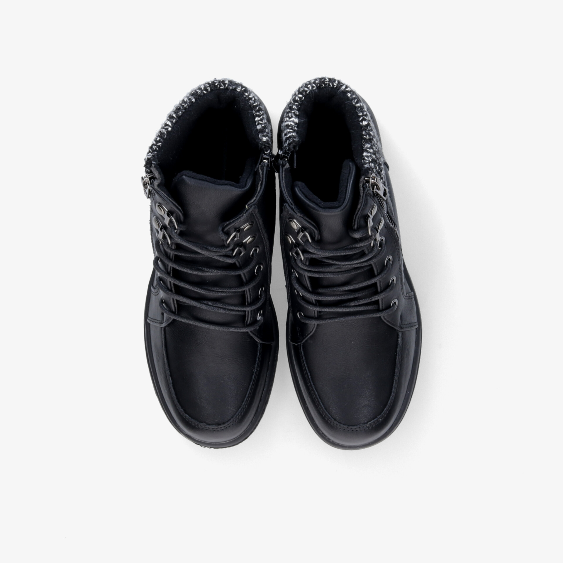 Schwarze Sneaker im Paar mit gepolstertem Rand und robustem Design aus Draufsicht fotografiert