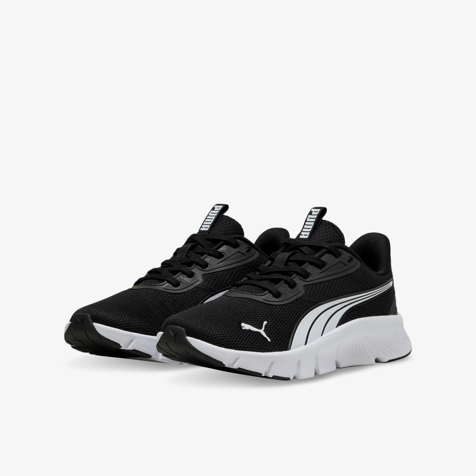 Schwarze sportliche Sneaker mit weißer Sohle, flexibles Design und atmungsaktives Material für hohen Komfort