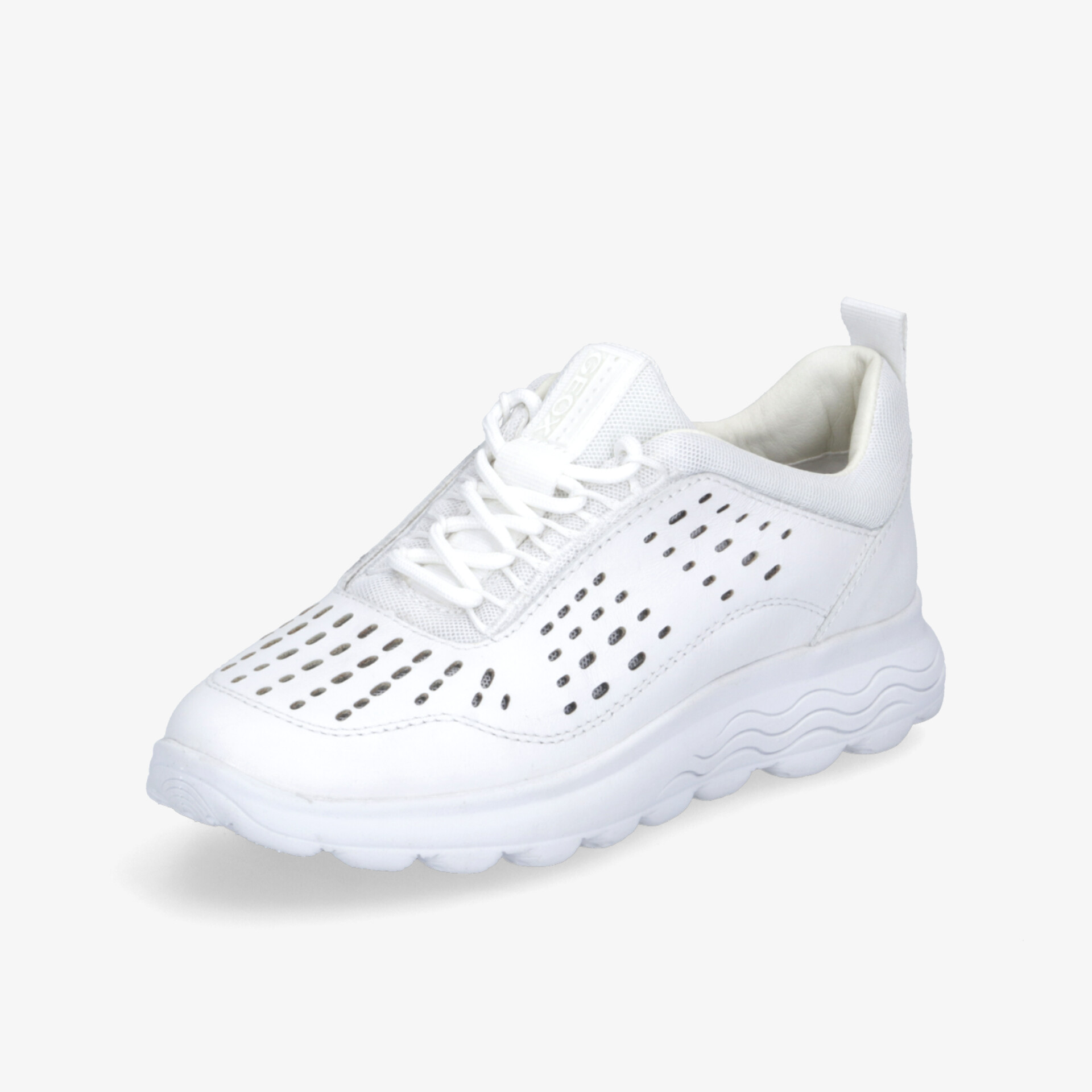 Modischer weißer Sneaker mit atmungsaktivem Design und rutschfester Sohle für optimalen Komfort und Stil.