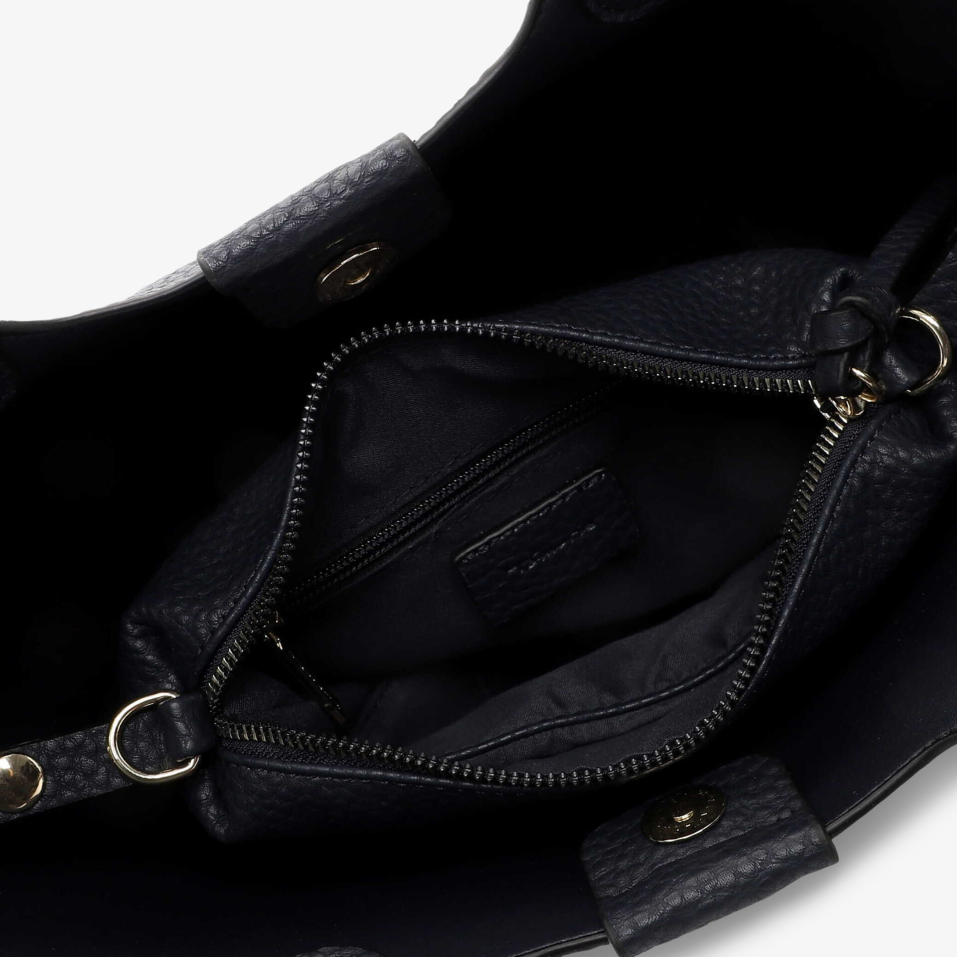 Detailansicht des feinen Innenteils mit Reißverschluss und geräumiger Innenausstattung in hochwertigem Material