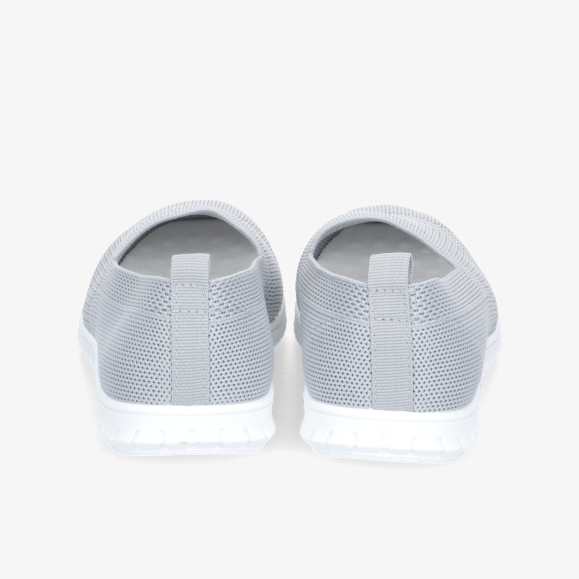 Leichter grauer Sneaker mit atmungsaktivem Material und rutschfester Sohle in klarer Rückansicht