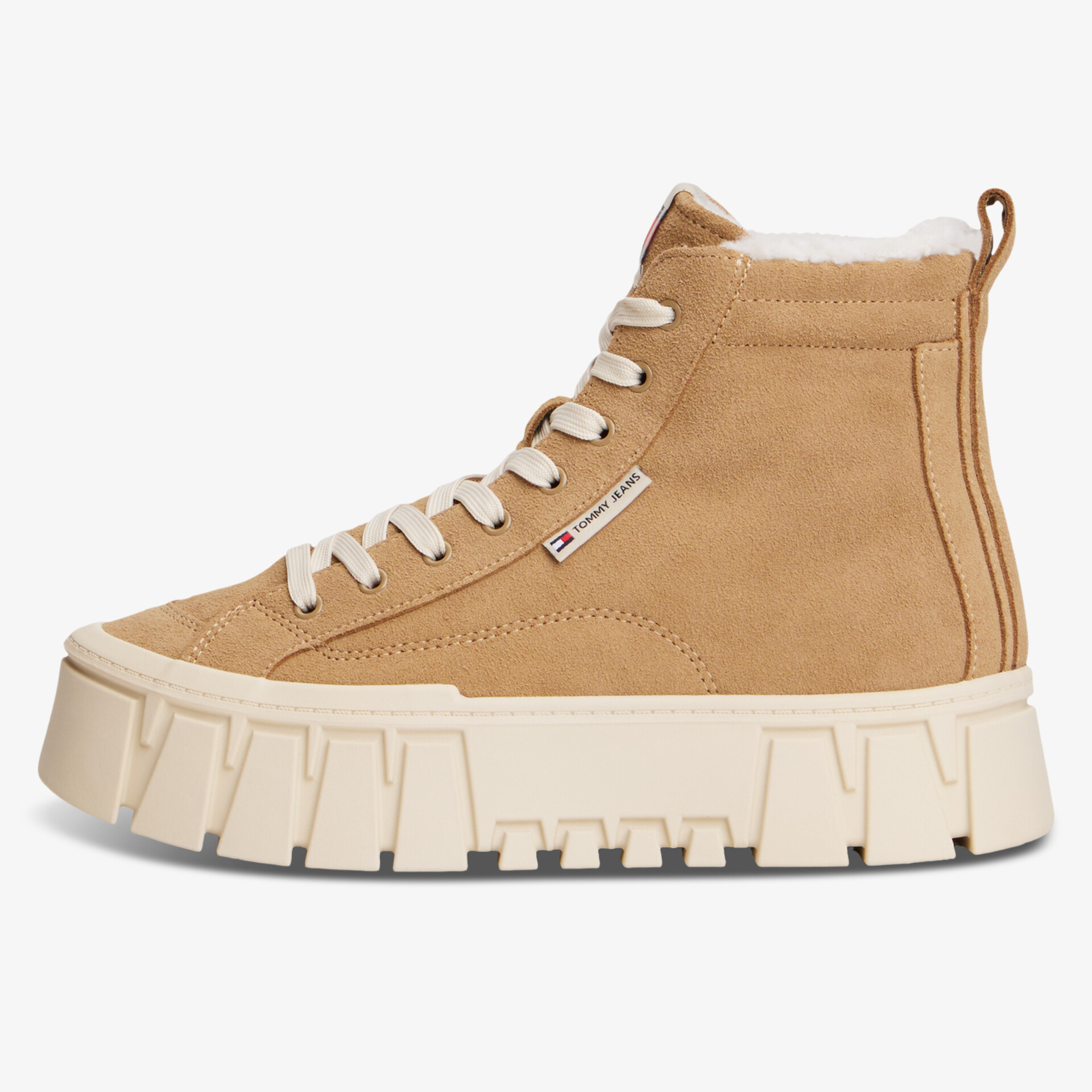 Moderner hoher Sneaker mit robuster, profilierter Sohle, bequemer Schnürung und weichem Innenfutter