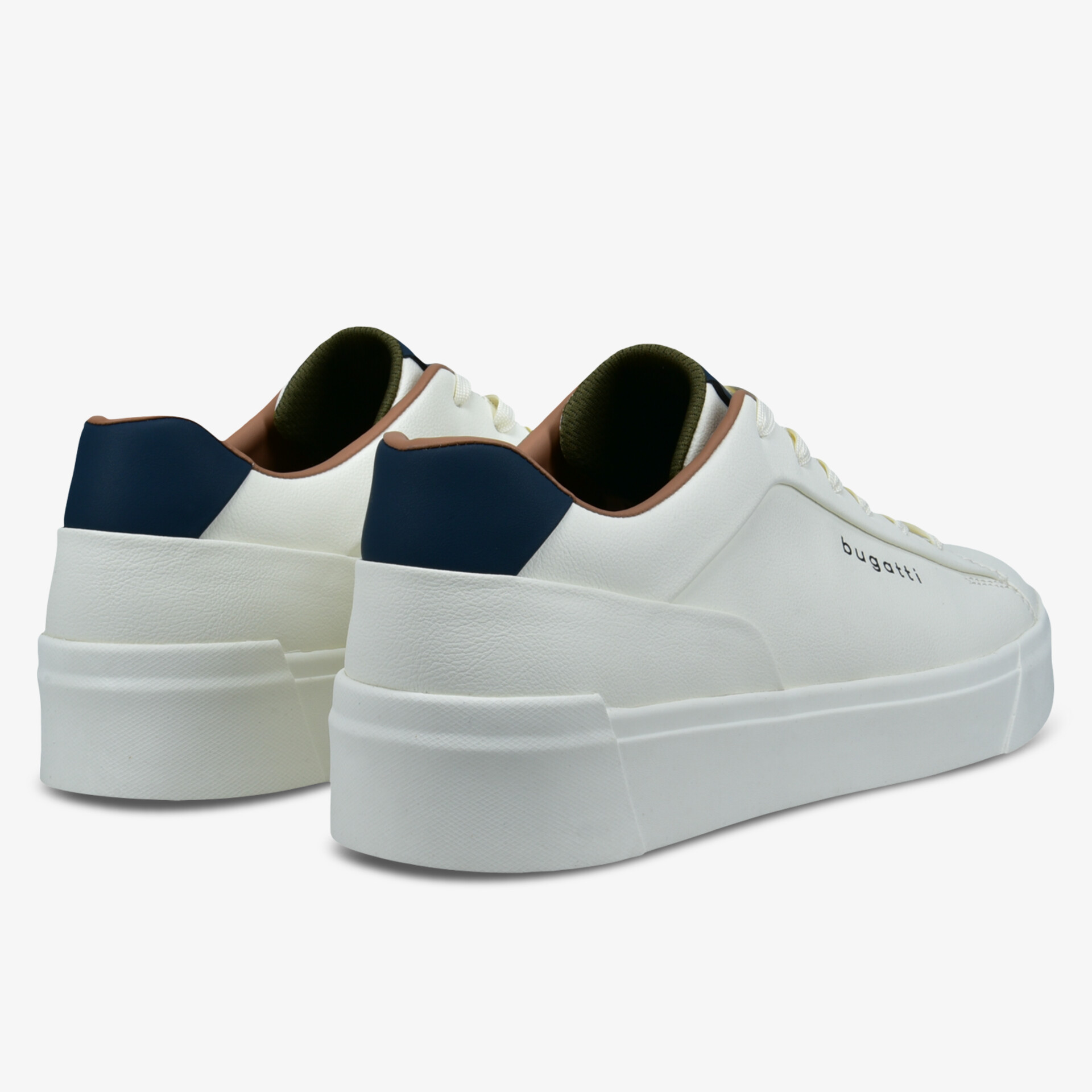 Weiße Sneaker mit robustem Design und modernen Details in schräger Ansicht