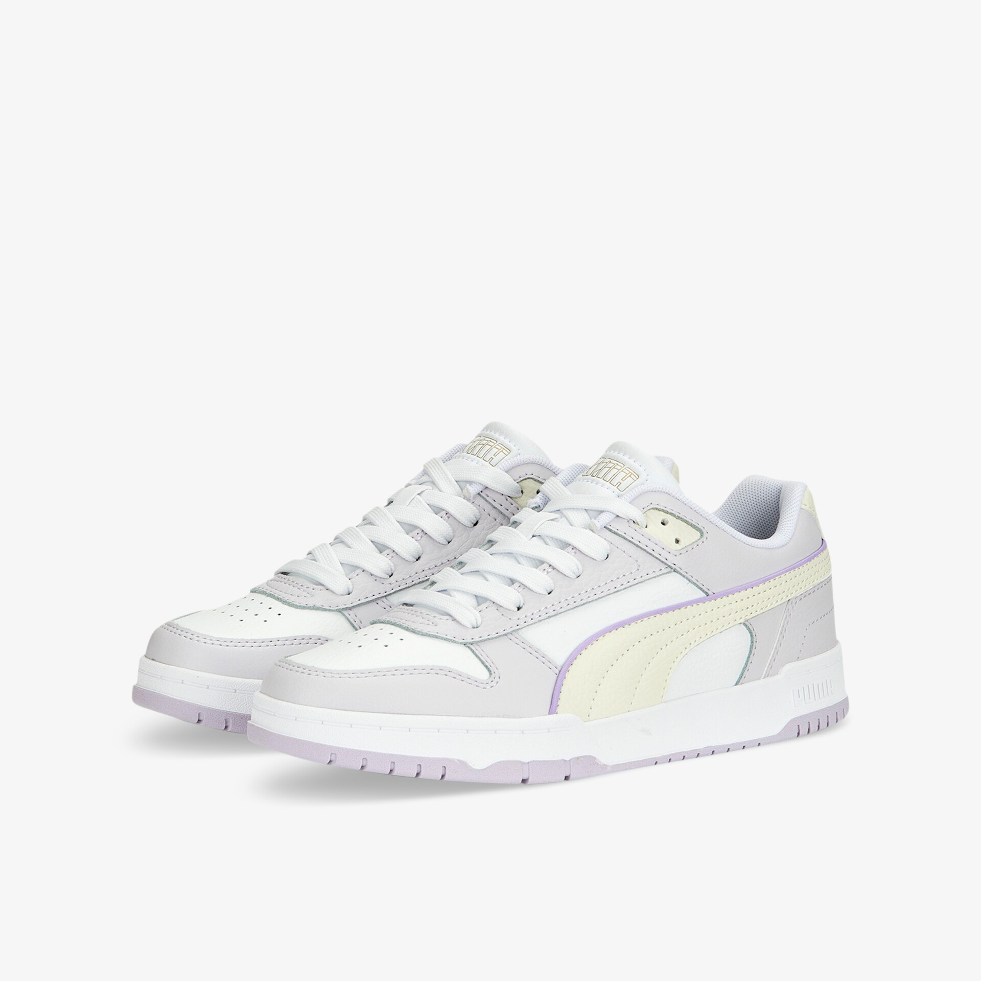 Moderne weiße Sneakers mit seitlichem Logoschriftzug und trendigem Design. Ideal für Alltag und Freizeit.