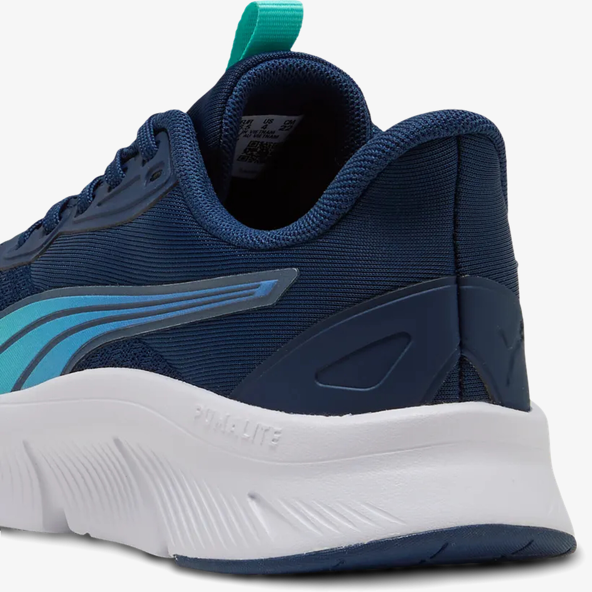 Seitliche Ansicht eines sportlichen, flexiblen Sneakers mit federnder, weißer Sohle und atmungsaktivem Obermaterial