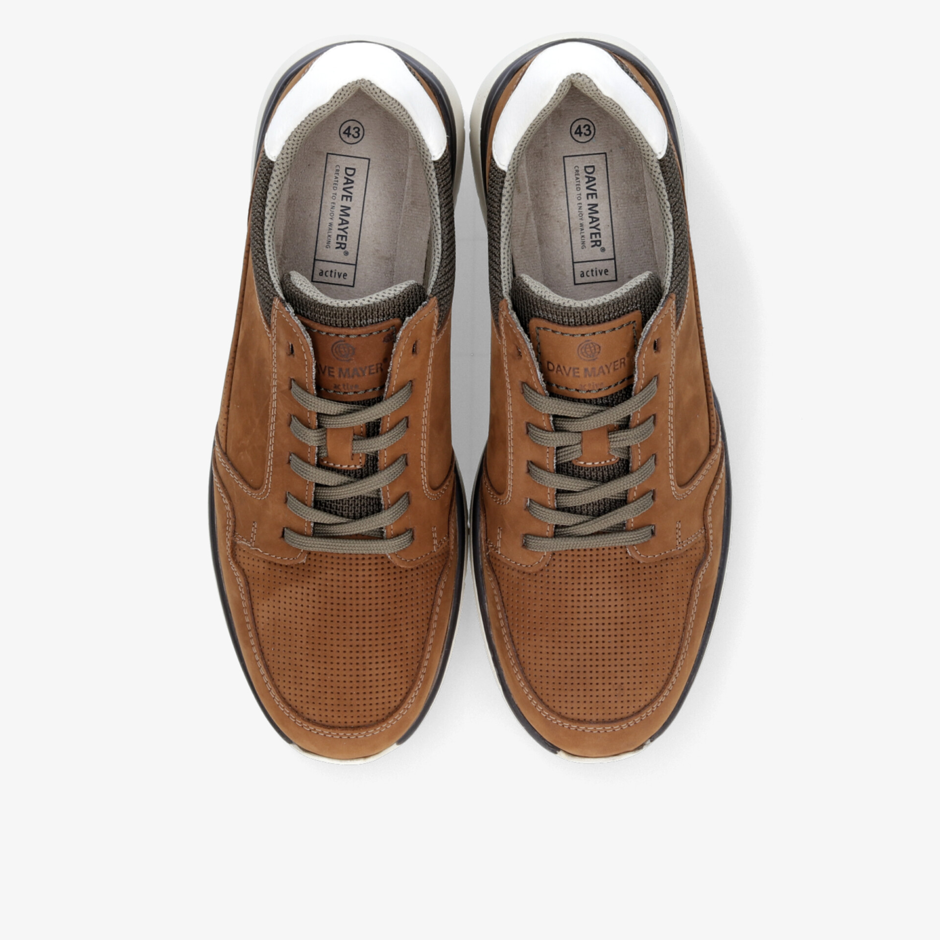 Braune Sportschuhe im Paar von oben gezeigt mit atmungsaktivem Material und komfortabler Passform