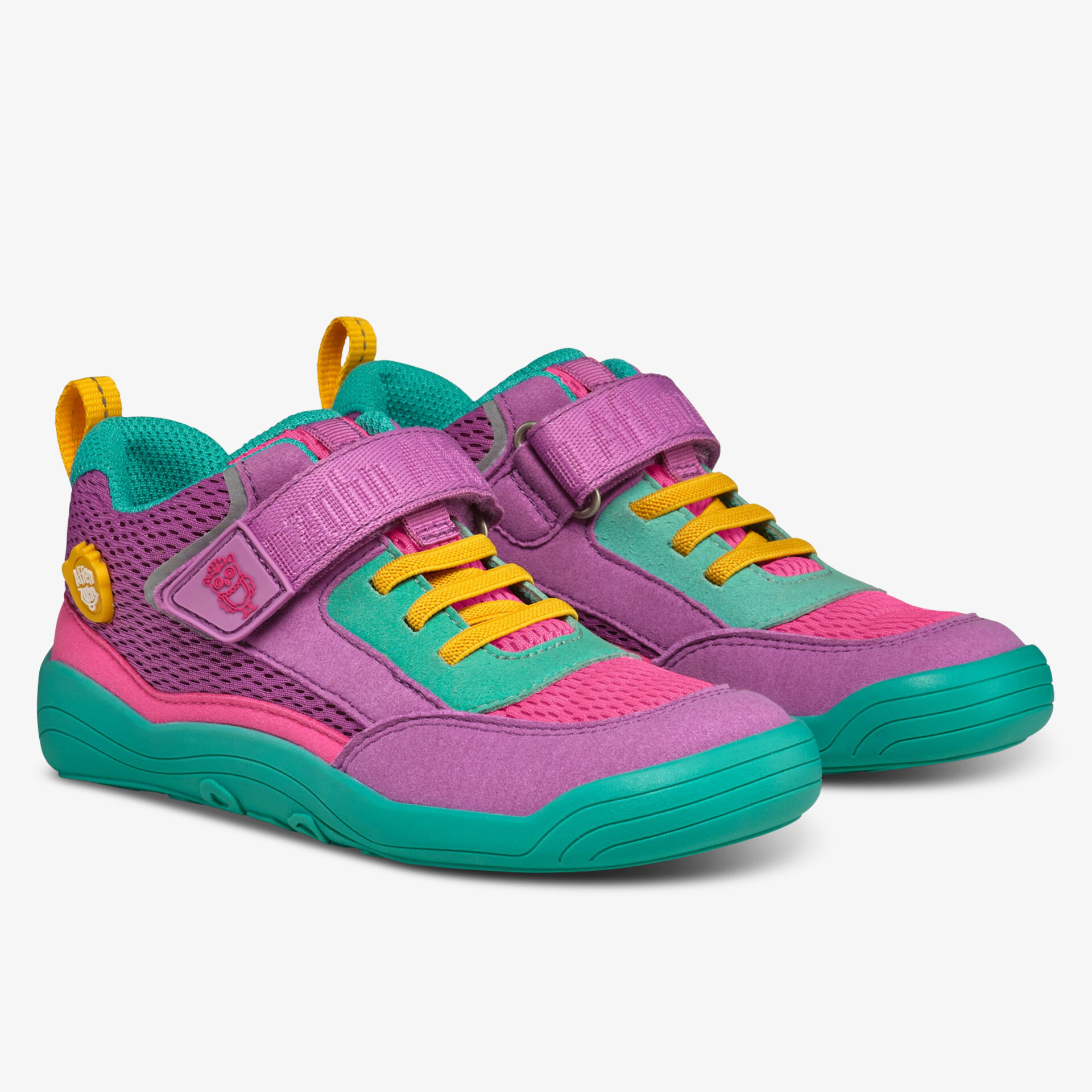 Farbenfroher Sneaker mit Klettverschluss für bequemen und sicheren Halt, ideal für aktive Tage