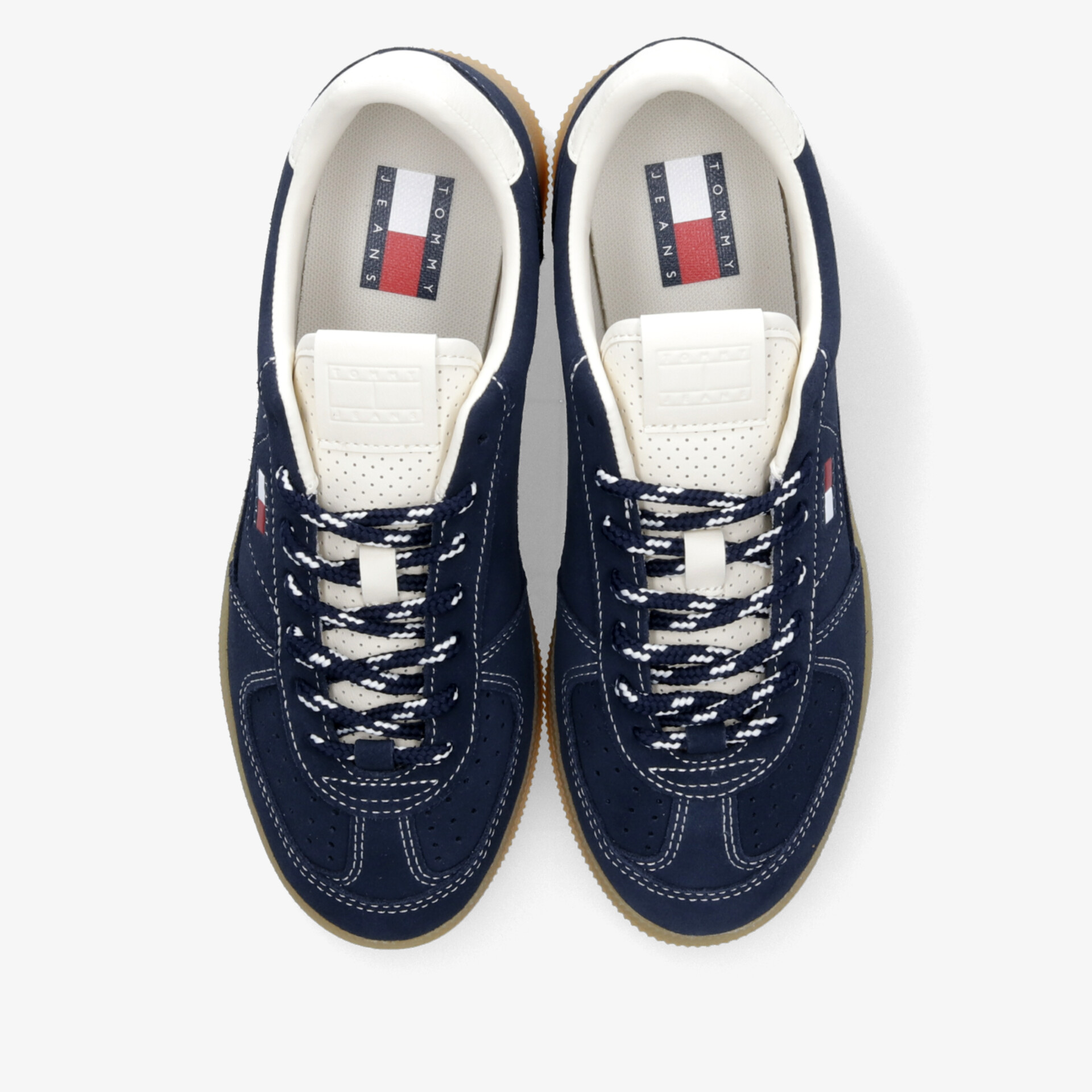 Bequeme blaue Sportschuhe mit weißer Sohle und Schnürsenkeln im Paar von oben klar sichtbar