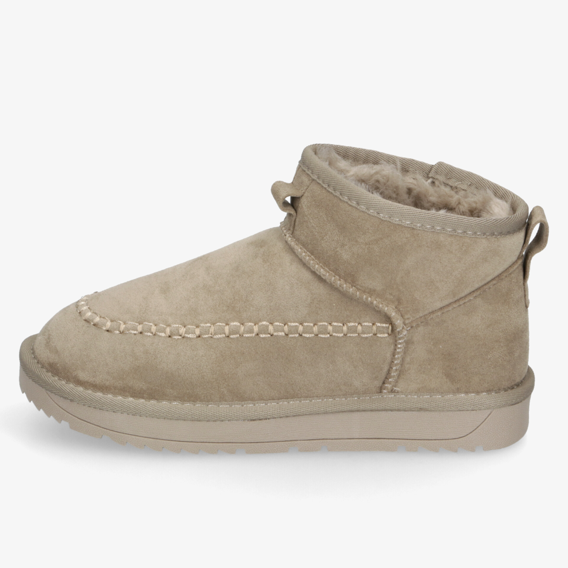 Beige Schlupfboots mit warmem Innenfutter, rutschfester Sohle und bequemer Passform, klare seitliche Ansicht