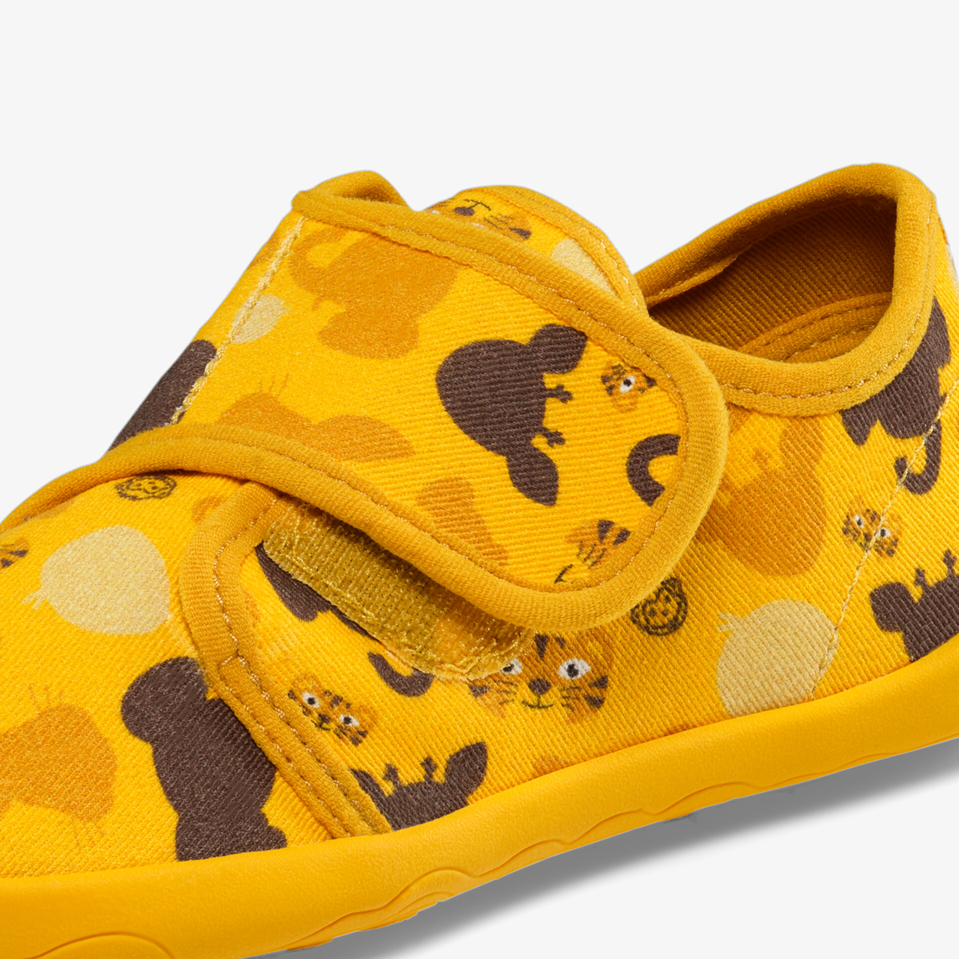 Gelber Kinderschuh mit praktischem Klettverschluss und süßen Tiermotiven, weiches und bequemes Material, flexible Passform