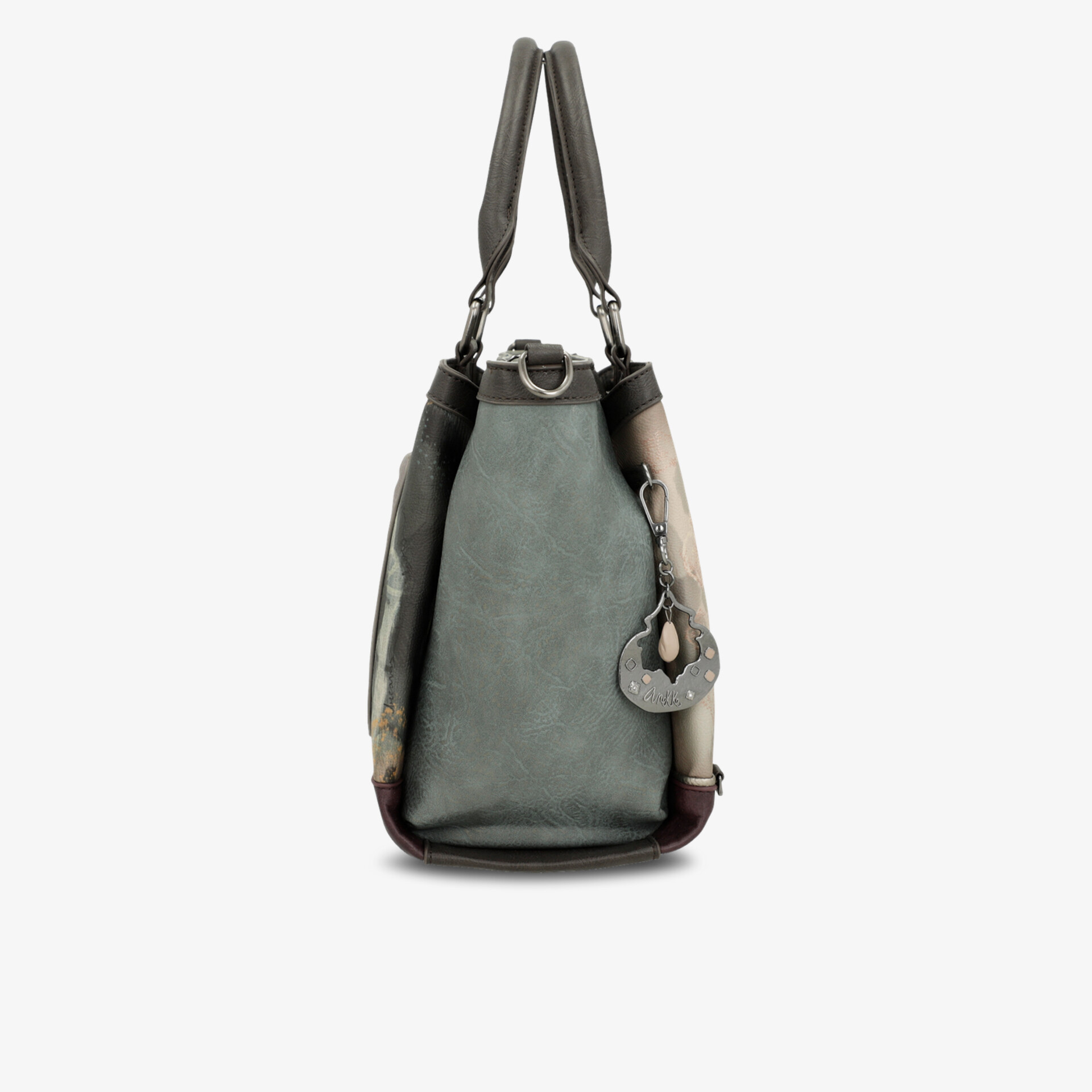 Seitliche Ansicht einer kompakten Tasche mit robustem Trageriemen und hochwertigem Material