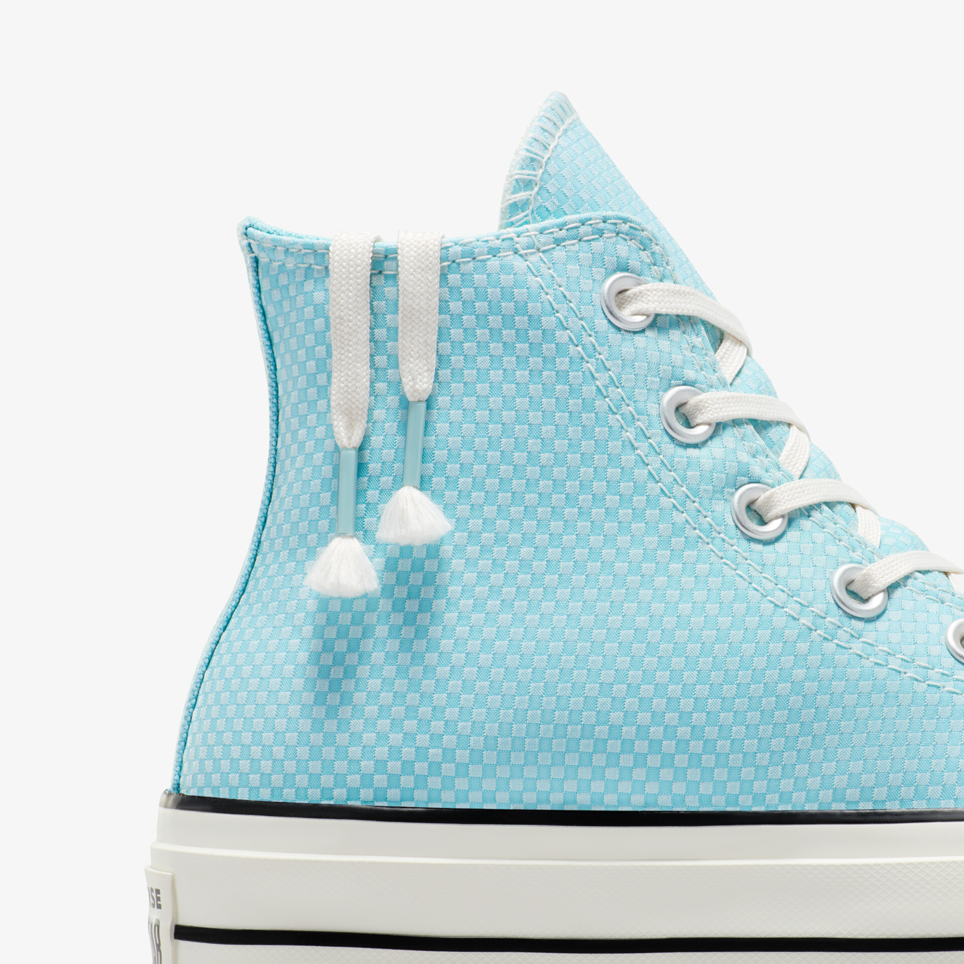 Moderner blauer Sneaker mit weißen Schnürsenkeln, atmungsaktivem Material und robuster Sohle in 3/4-Ansicht.