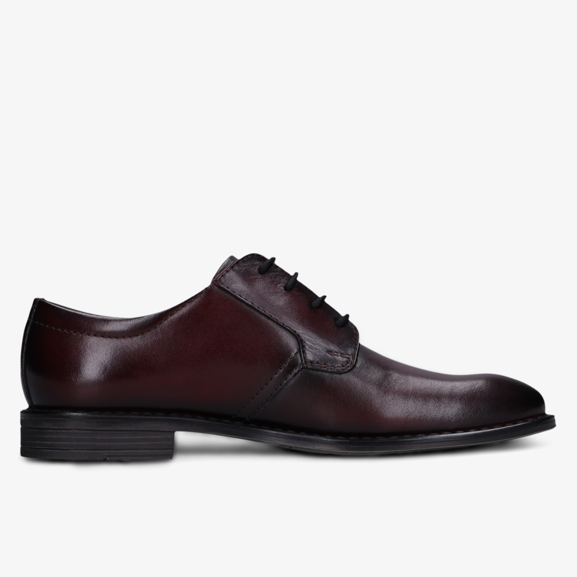 Eleganter brauner Lederschuh mit klassischer Schnürung und komfortabler Passform, seitliche Ansicht