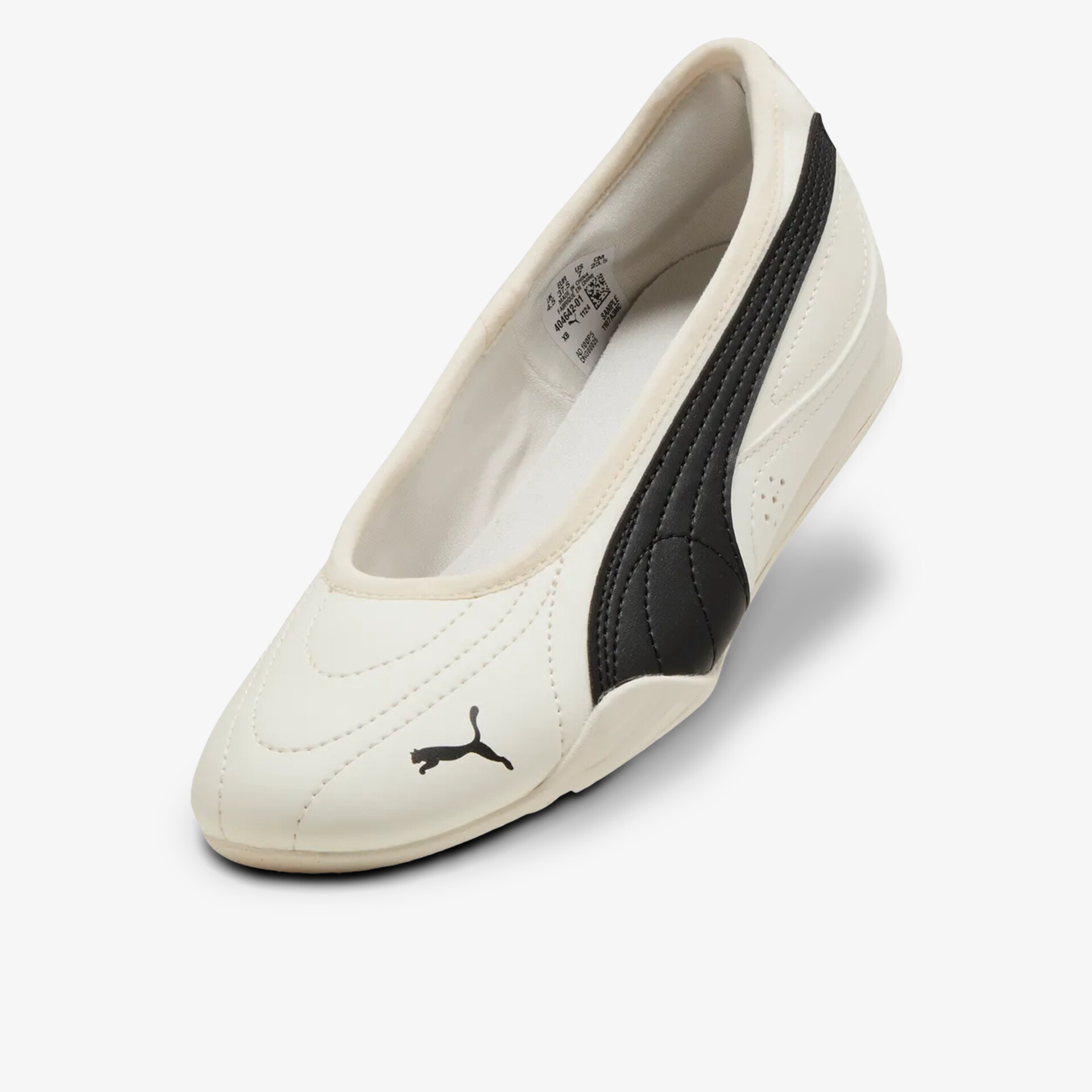 Eleganter weißer Schuh mit schwarzem Detail, bequem und leicht für angenehmen Tragekomfort