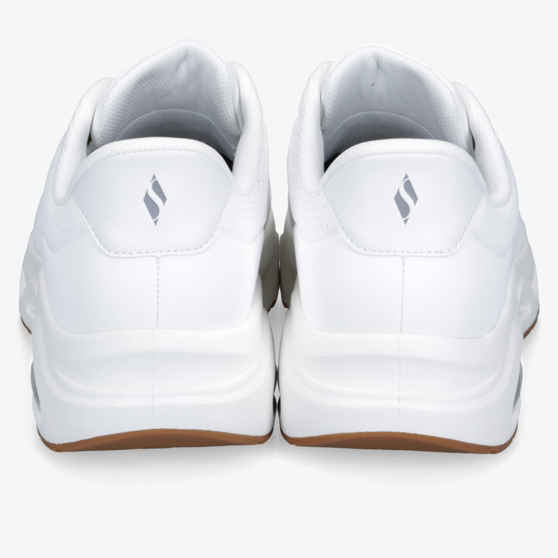 Rückansicht von zwei weißen Sneakern mit gepolsterter Ferse und rutschfester brauner Sohle