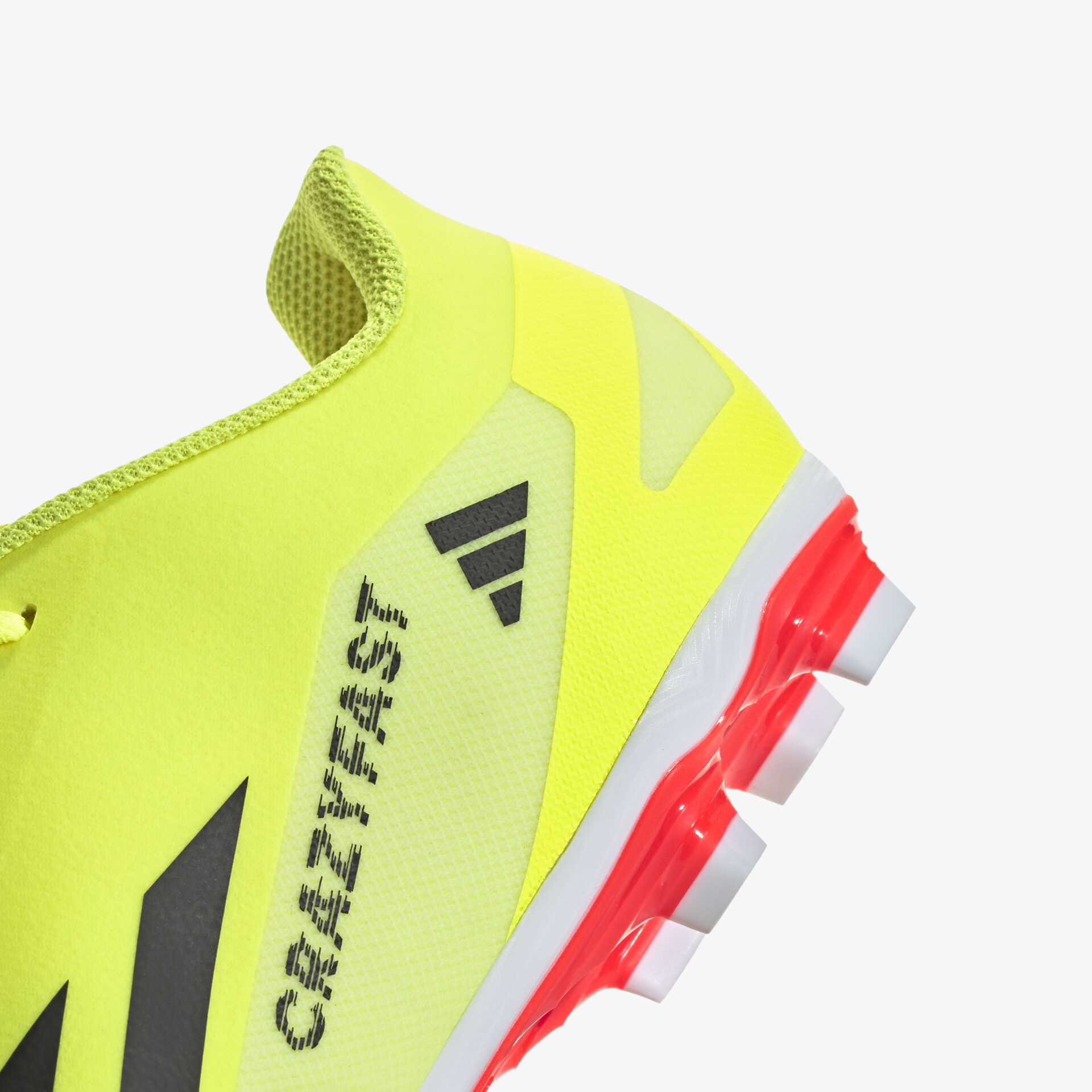 Detailaufnahme eines hellgelben Sportschuhs mit roter Sohle, dynamisch, leicht und atmungsaktiv für beste Performance