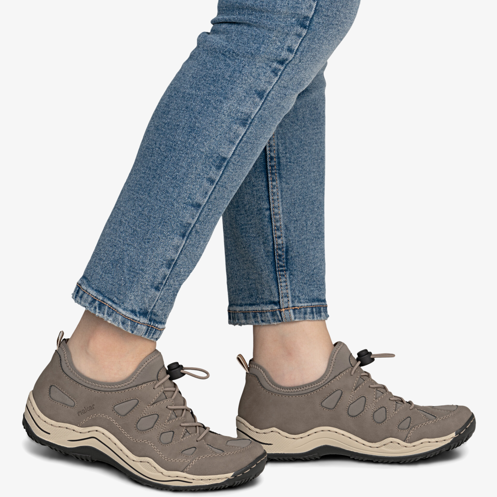 Bequeme braune Wanderschuhe mit rutschfester Sohle und sportlichem Design