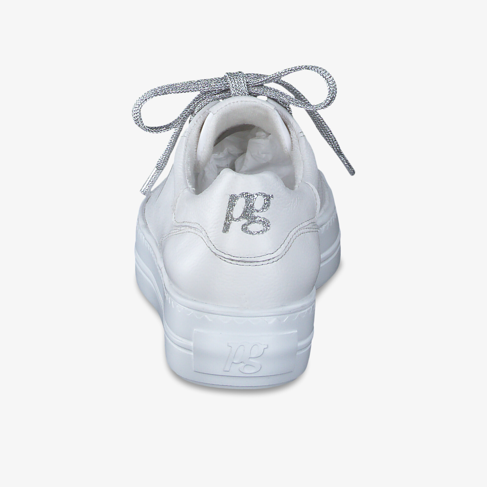 Weißer Sneaker von hinten mit gepolstertem Schaft und stabiler Sohle, sportlich und komfortabel gestaltet