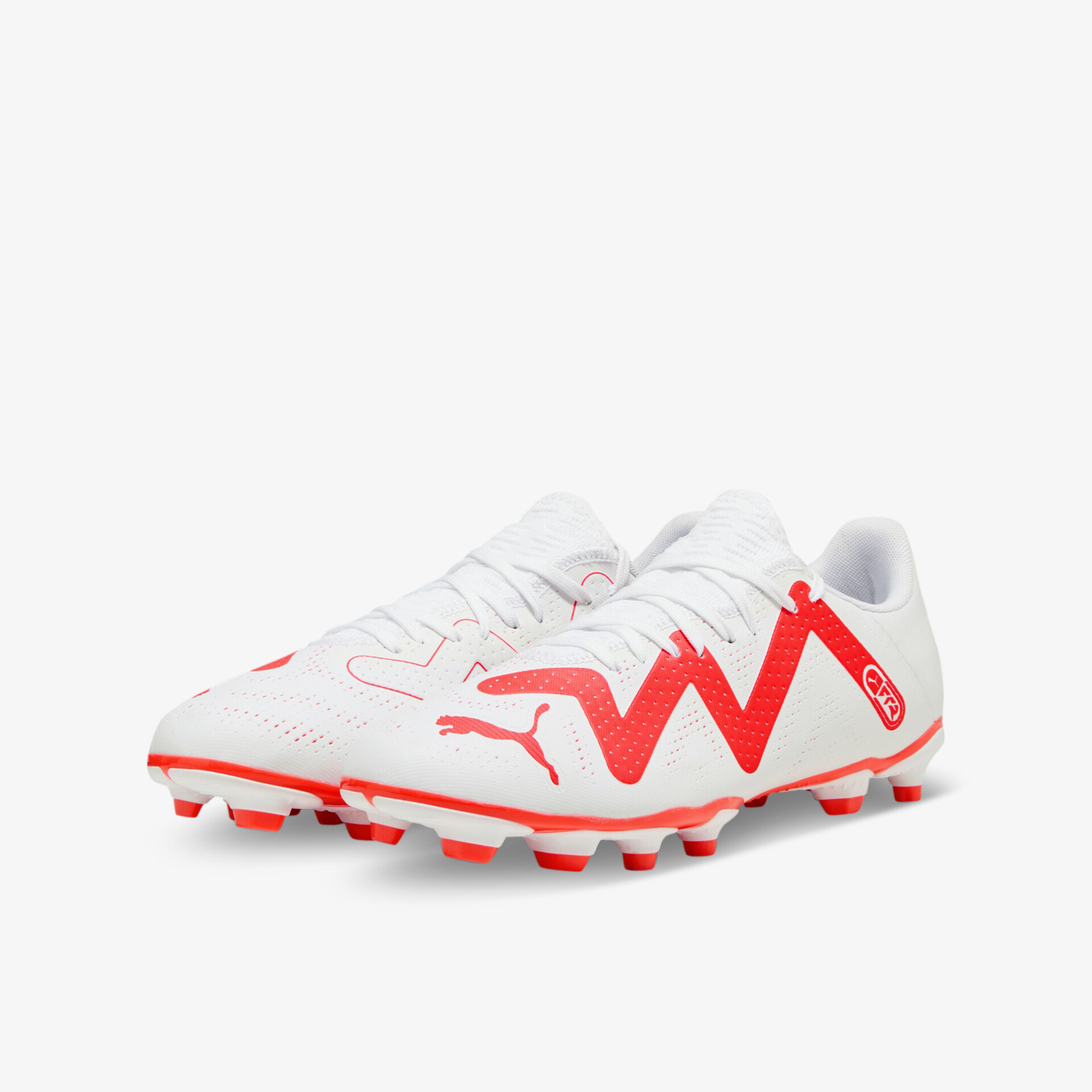 Leichte weiße Fußballschuhe mit dynamischem roten Design für optimale Agilität und Griffigkeit auf dem Spielfeld.