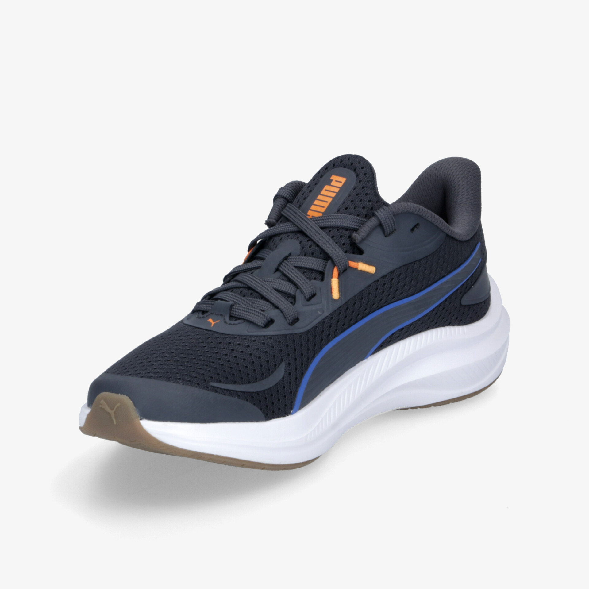 Moderner Sportschuh in schräger Vorderansicht mit atmungsaktivem Material und robuster Sohle, ideal für sportliche Aktivitäten