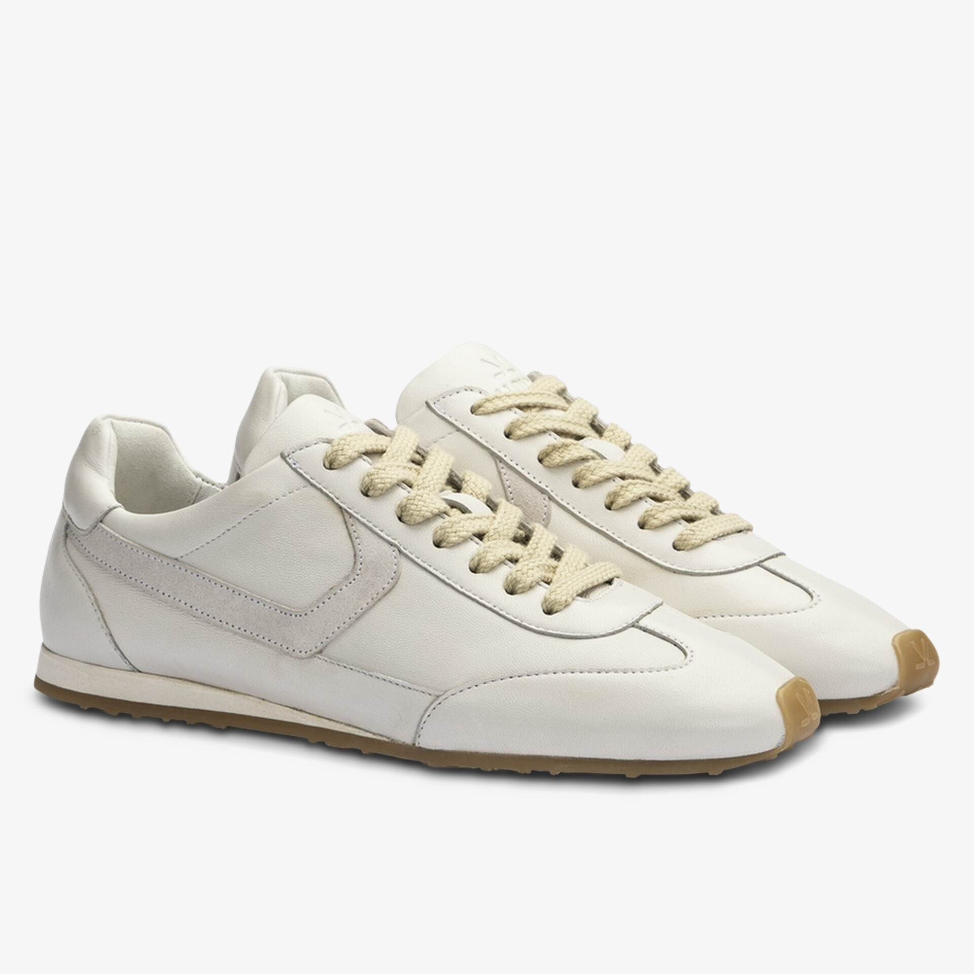Leichter Sneaker aus hochwertigem Material mit bequemer Passform und sportlichem Design als Paar präsentiert