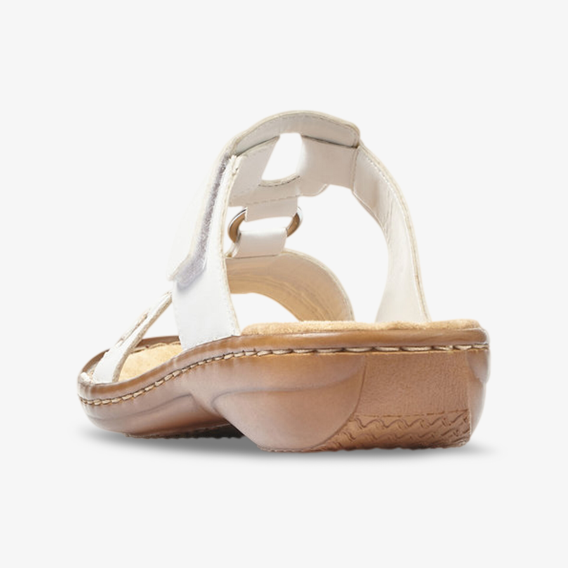 Rückansicht einer weißen Sandale mit gepolsterter Sohle und verstellbaren Riemen für hohen Tragekomfort