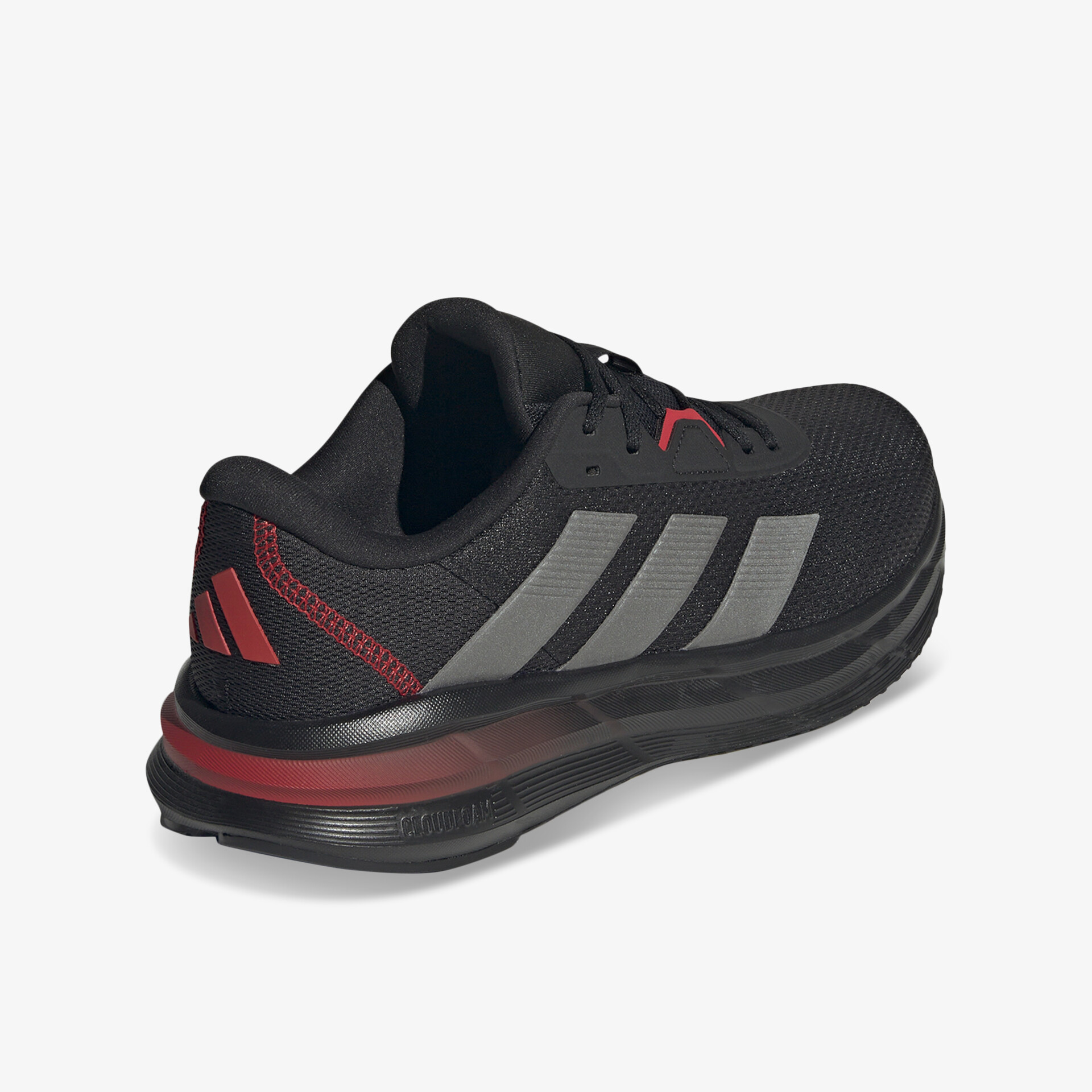 Leichter schwarzer Sportschuh mit rotem Akzent, dämpfende Sohle und seitlichem Markenlogo, schräg hinten aufgenommen