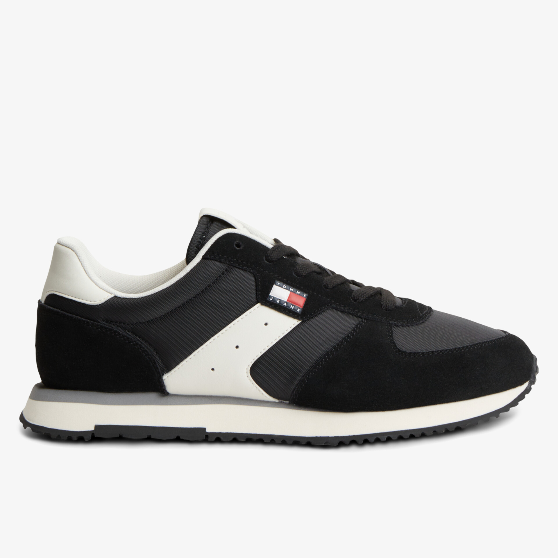 Moderner Sneaker in Schwarz und Weiß mit kontrastreichem Design und rutschfester Sohle, bequem und vielseitig