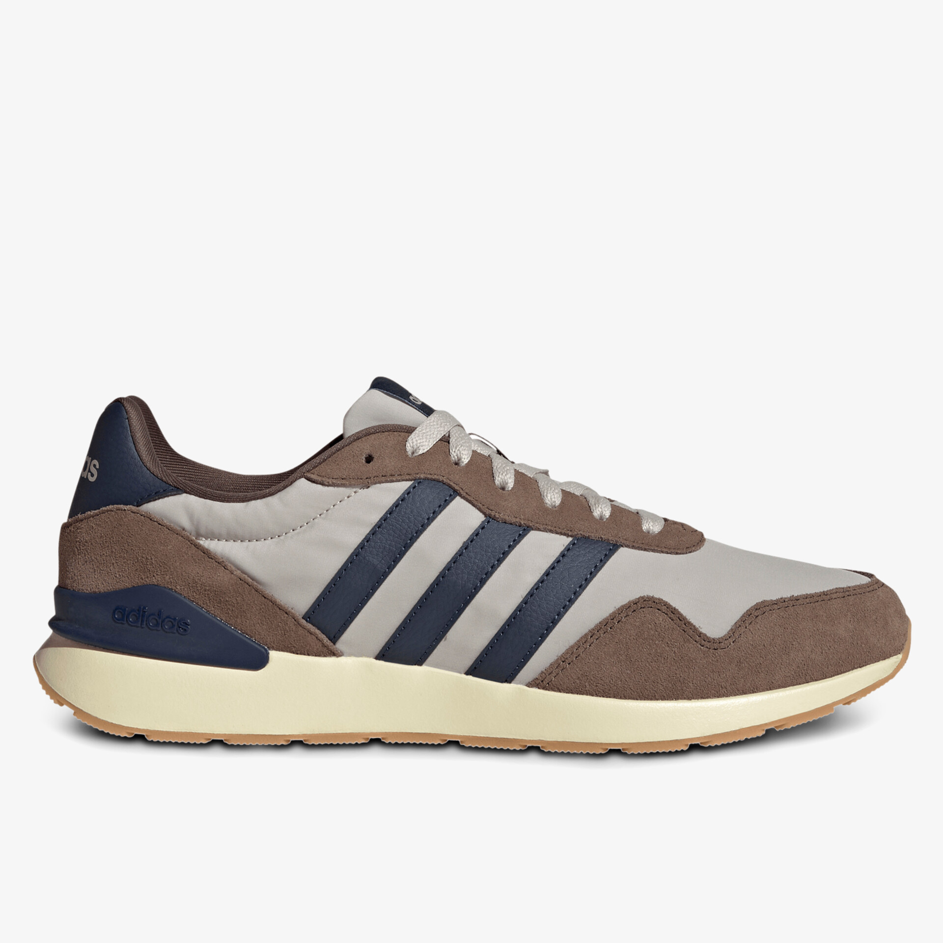Moderner Sneaker mit atmungsaktivem Material und rutschfester Sohle im seitlichen Profil