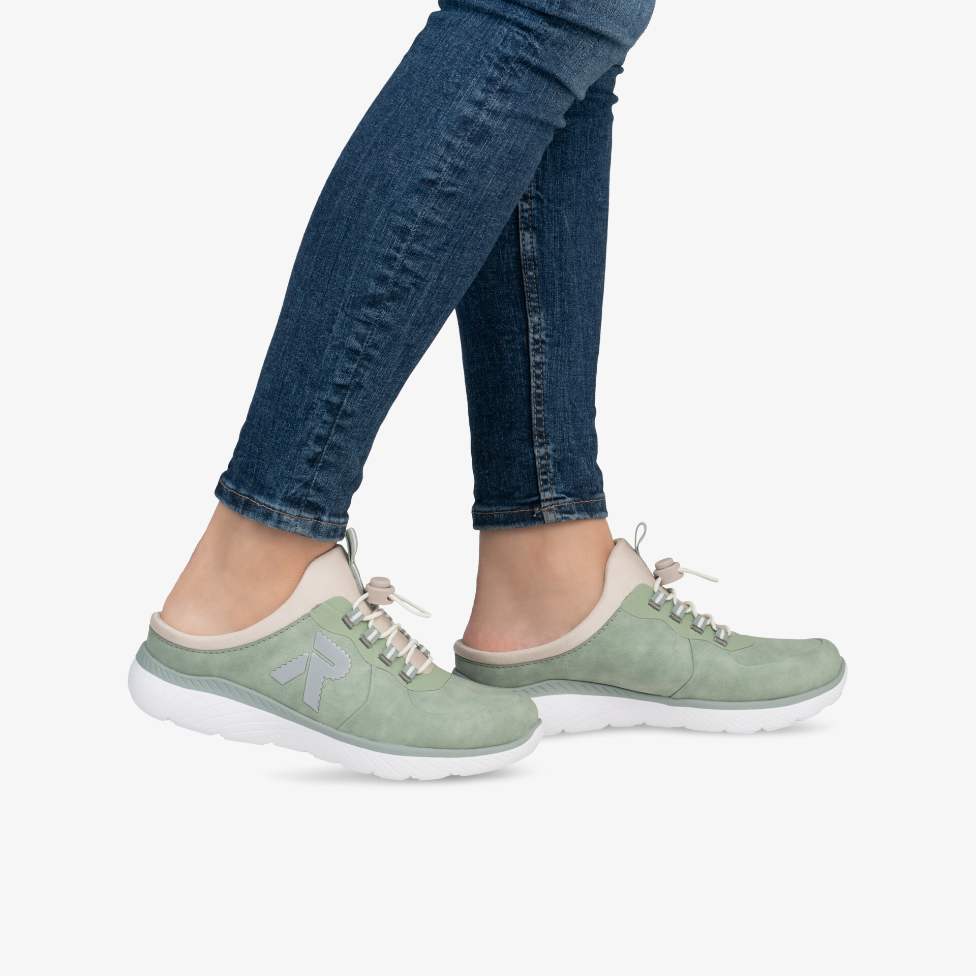 Leichte grüne Sneaker mit flexibler Sohle und bequemer Passform, getragen an den Füßen, ideal für Alltag und Sport