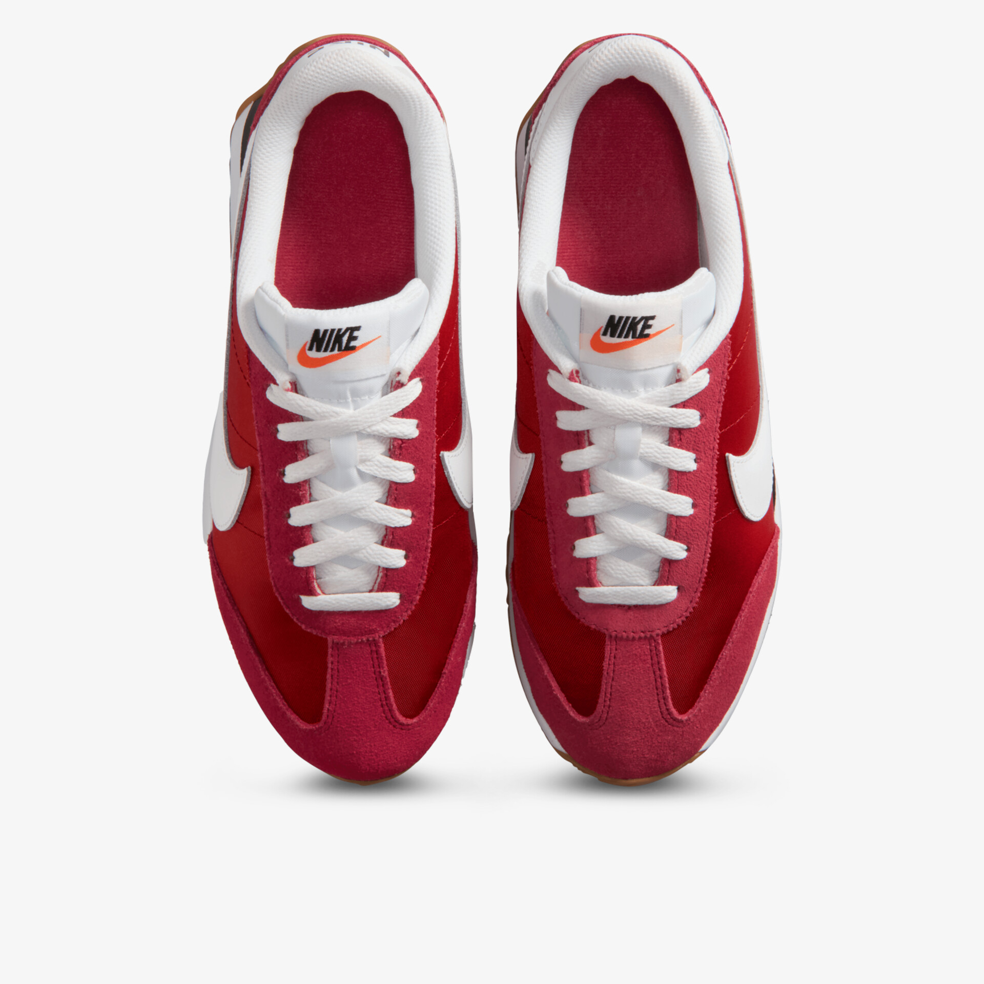 Rote und weiße Sneakers mit Schnürsenkeln und Markenlogo, klassisches Design.