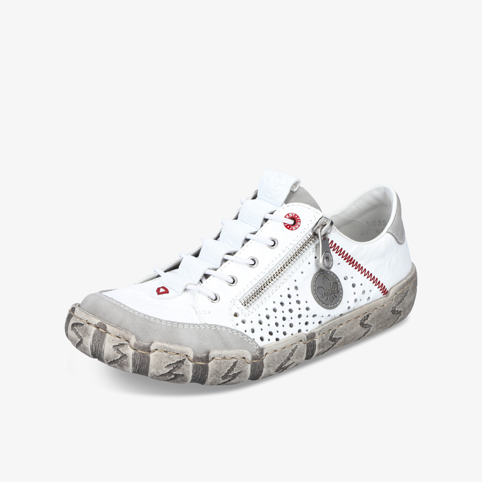 Weißer Sneaker mit perforiertem Obermaterial und robuster Sohle für hohen Tragekomfort und modisches Design