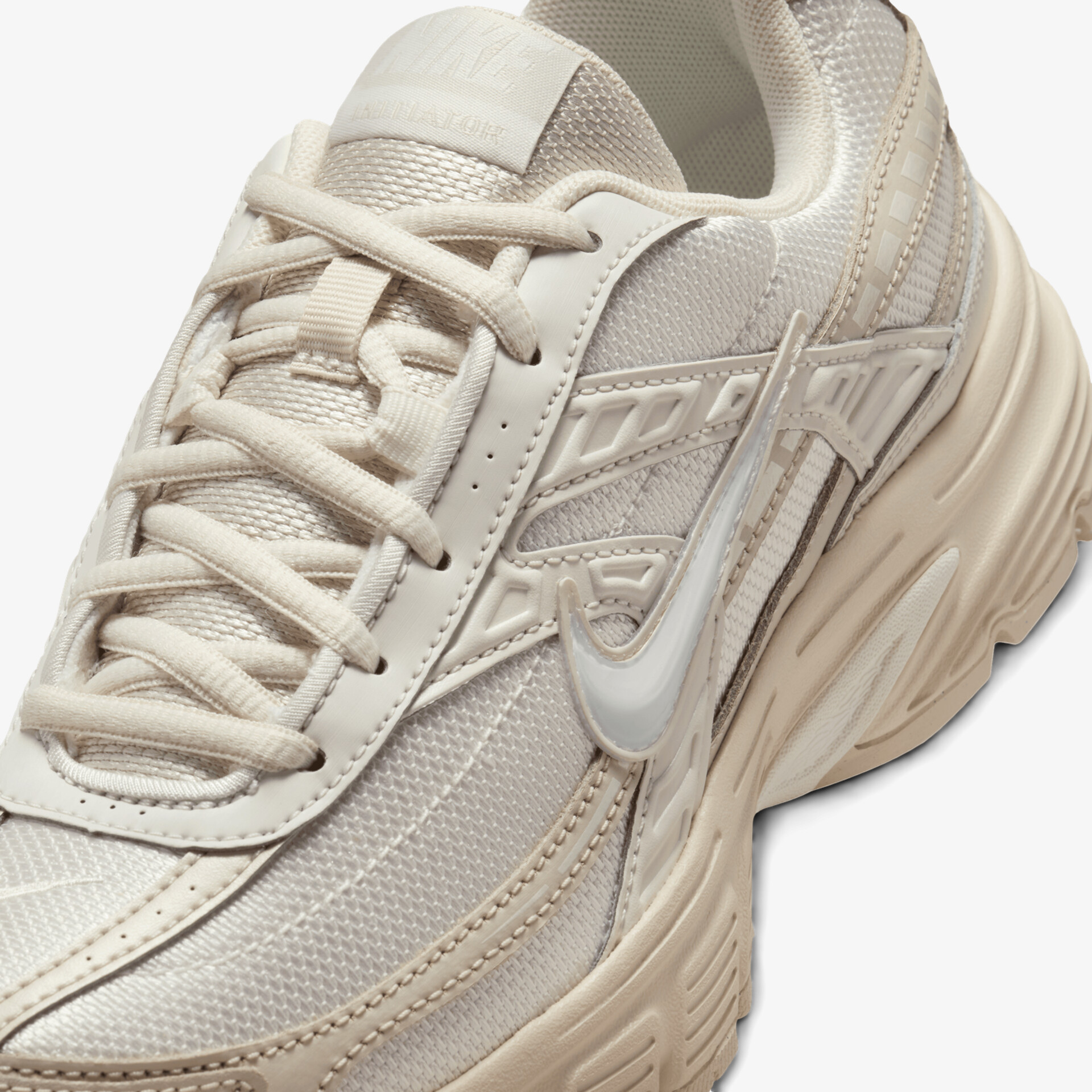 Komfortabler beige Laufschuh mit stilvollem Design.