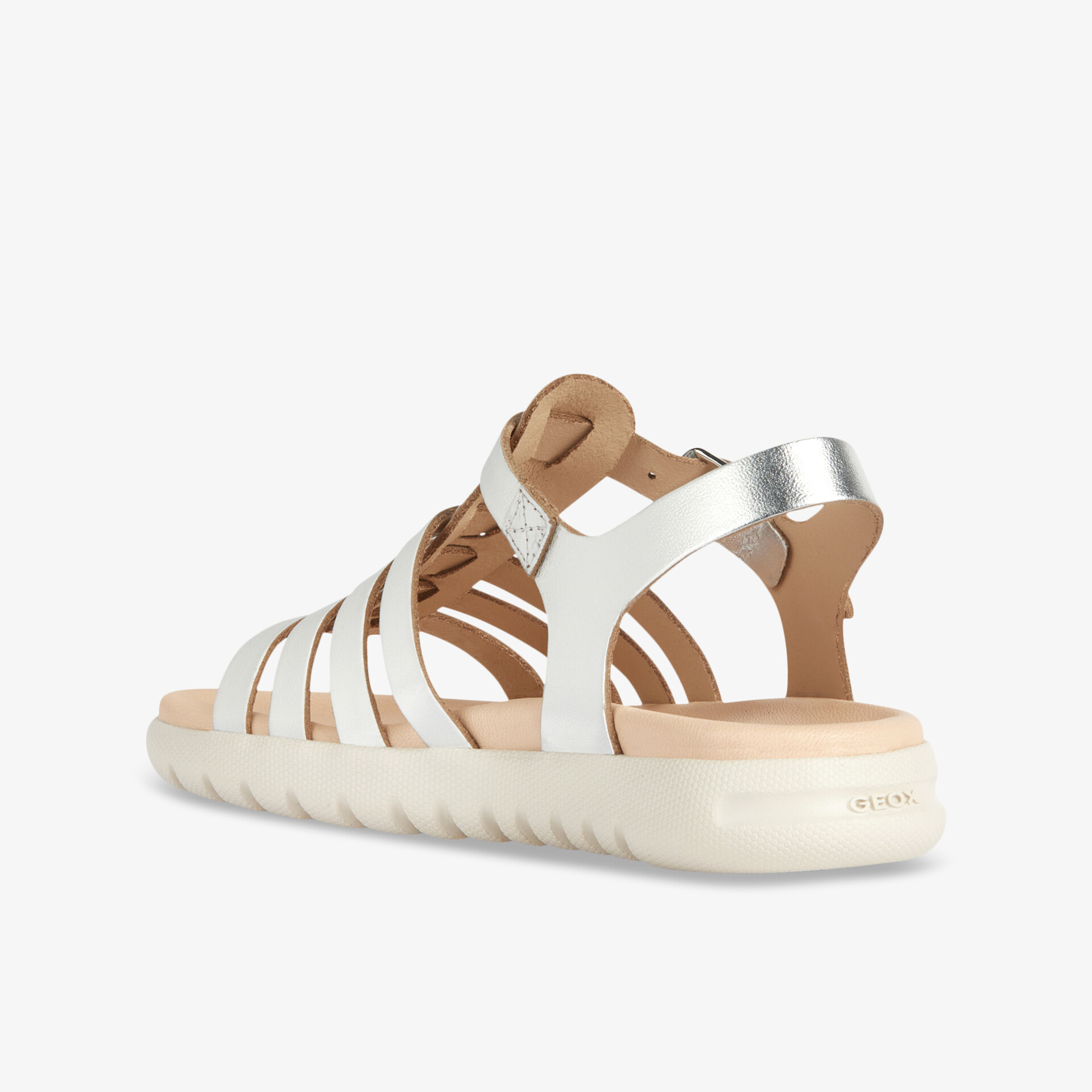 Modische Sandale mit glänzenden Riemen und flexibler Sohle, ideal für lässigen Sommerstil.
