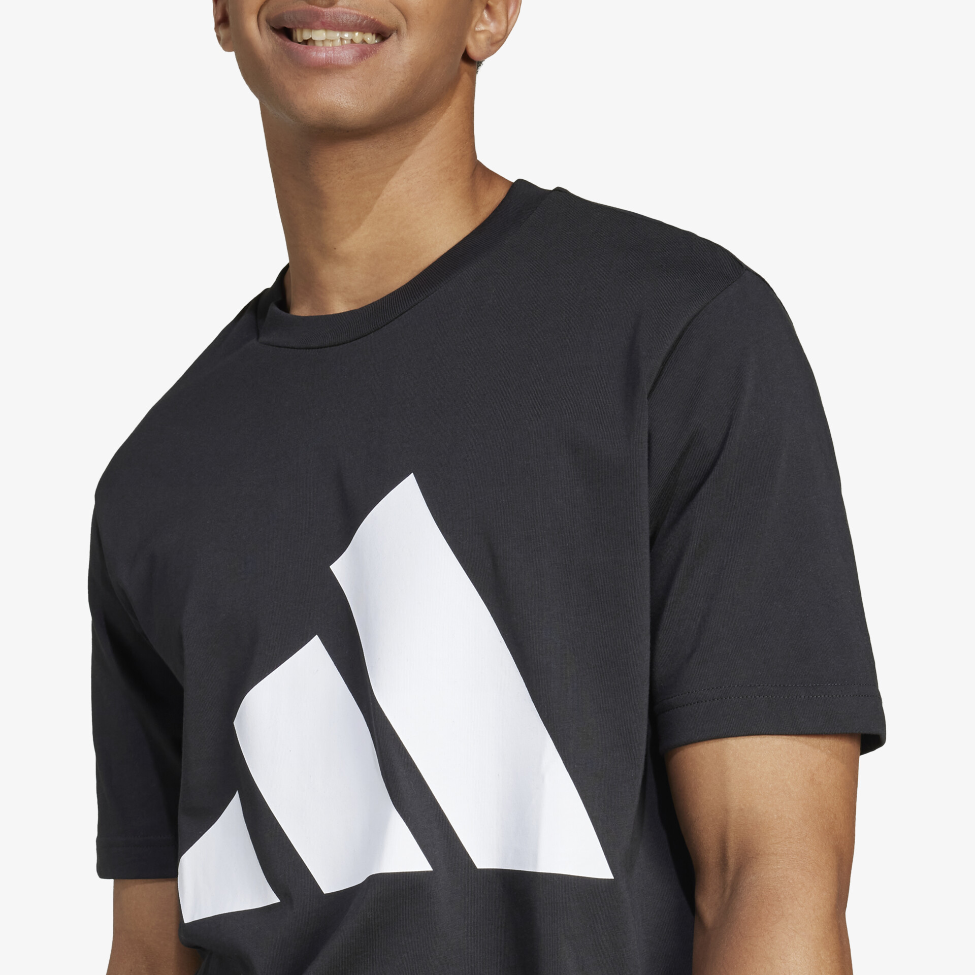 Schwarzes kurzärmeliges T-Shirt mit großem weißem Logo, sportlich und bequem geschnitten