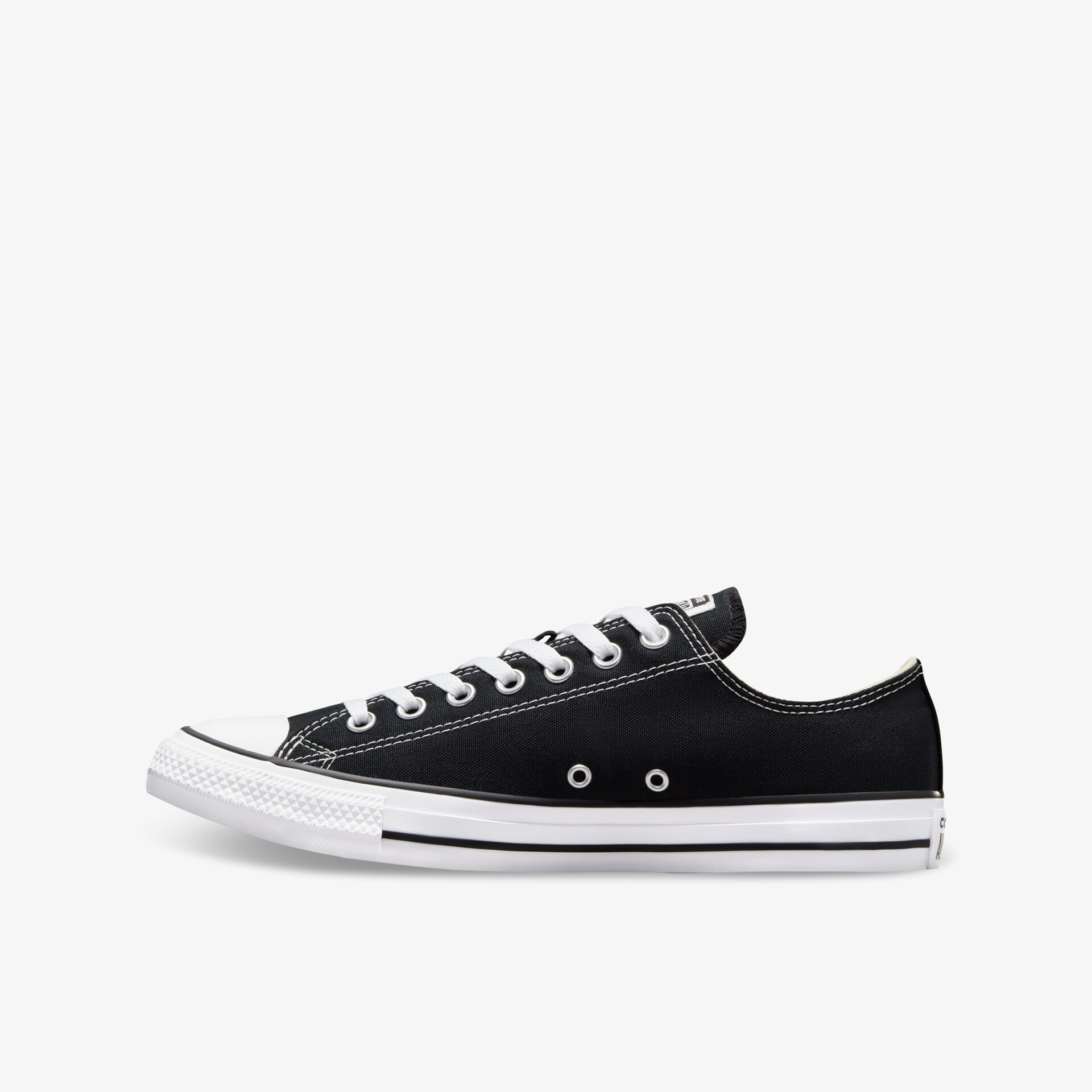 Schwarzer klassischer Sneaker aus Leinwand mit weißer Gummisohle und Schnürsenkeln, seitliche Ansicht