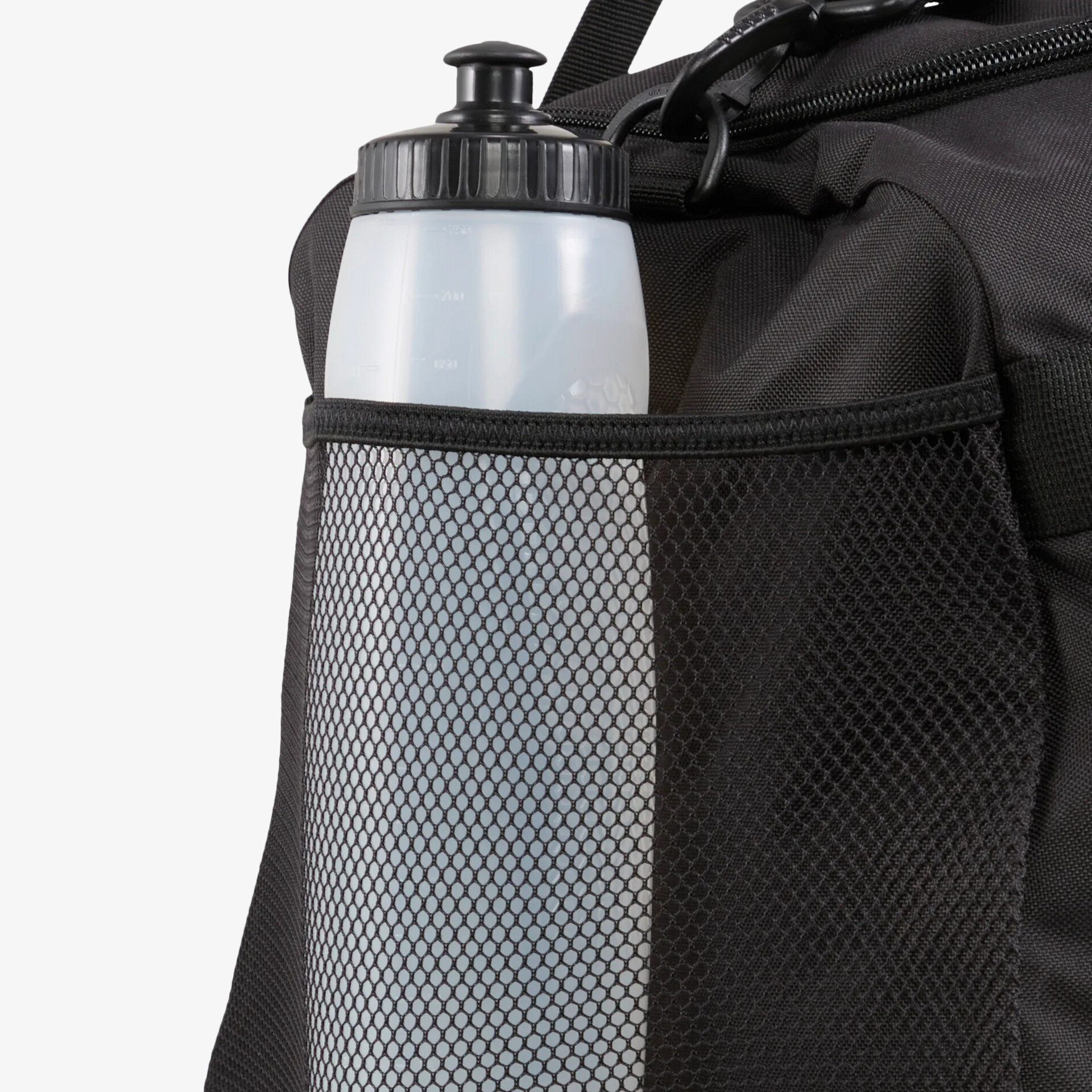 Leichtgewichtige Sportflasche mit auslaufsicherem Schnappverschluss in praktischem seitlichen Netzfach