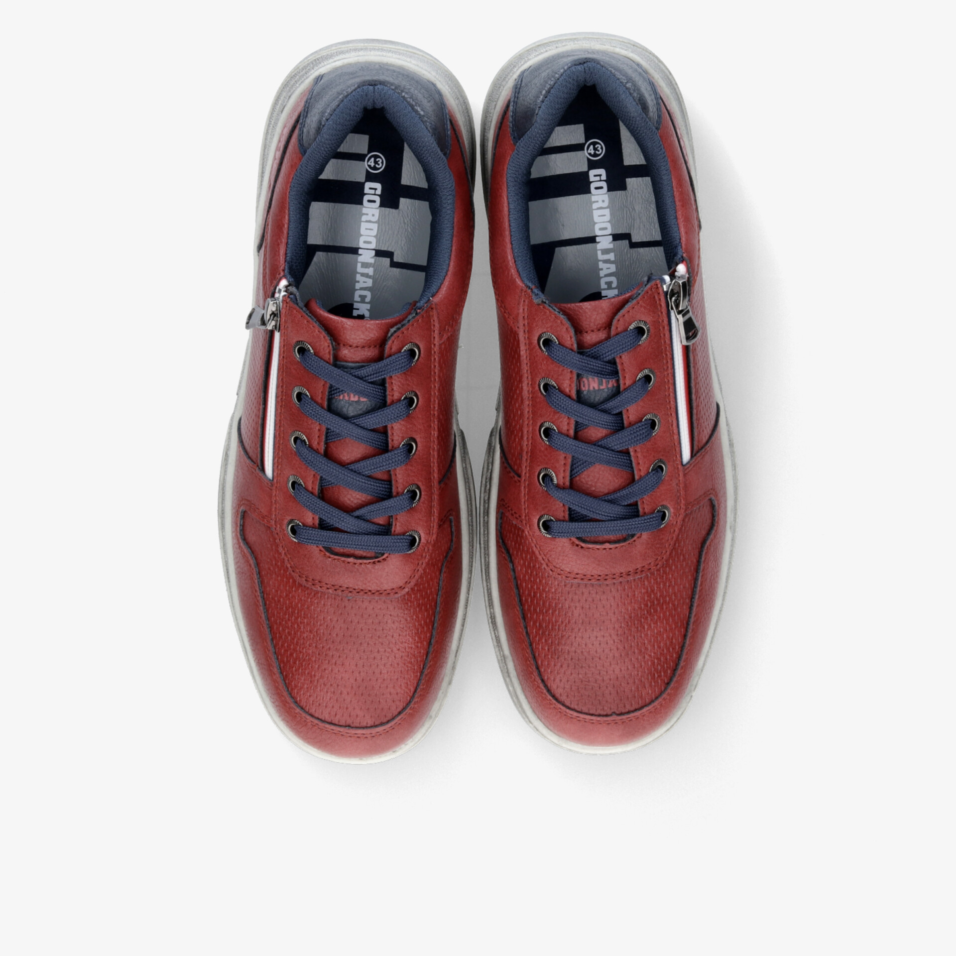 Rotes Sneaker-Paar mit Reißverschluss und Schnürung, bequem und sportlich, von oben fotografiert